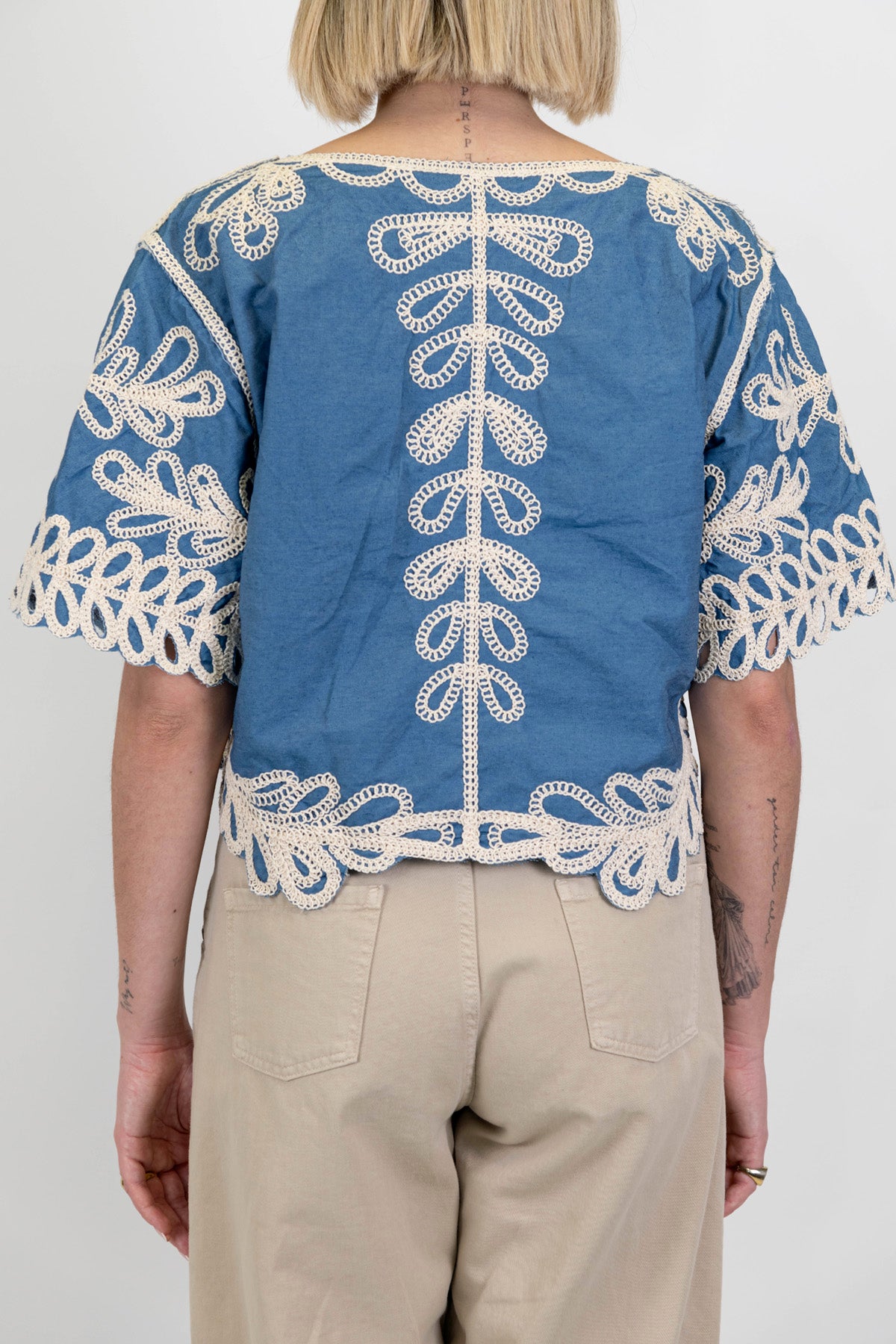 Tensione in - T-shirt crop con ricami in crochet