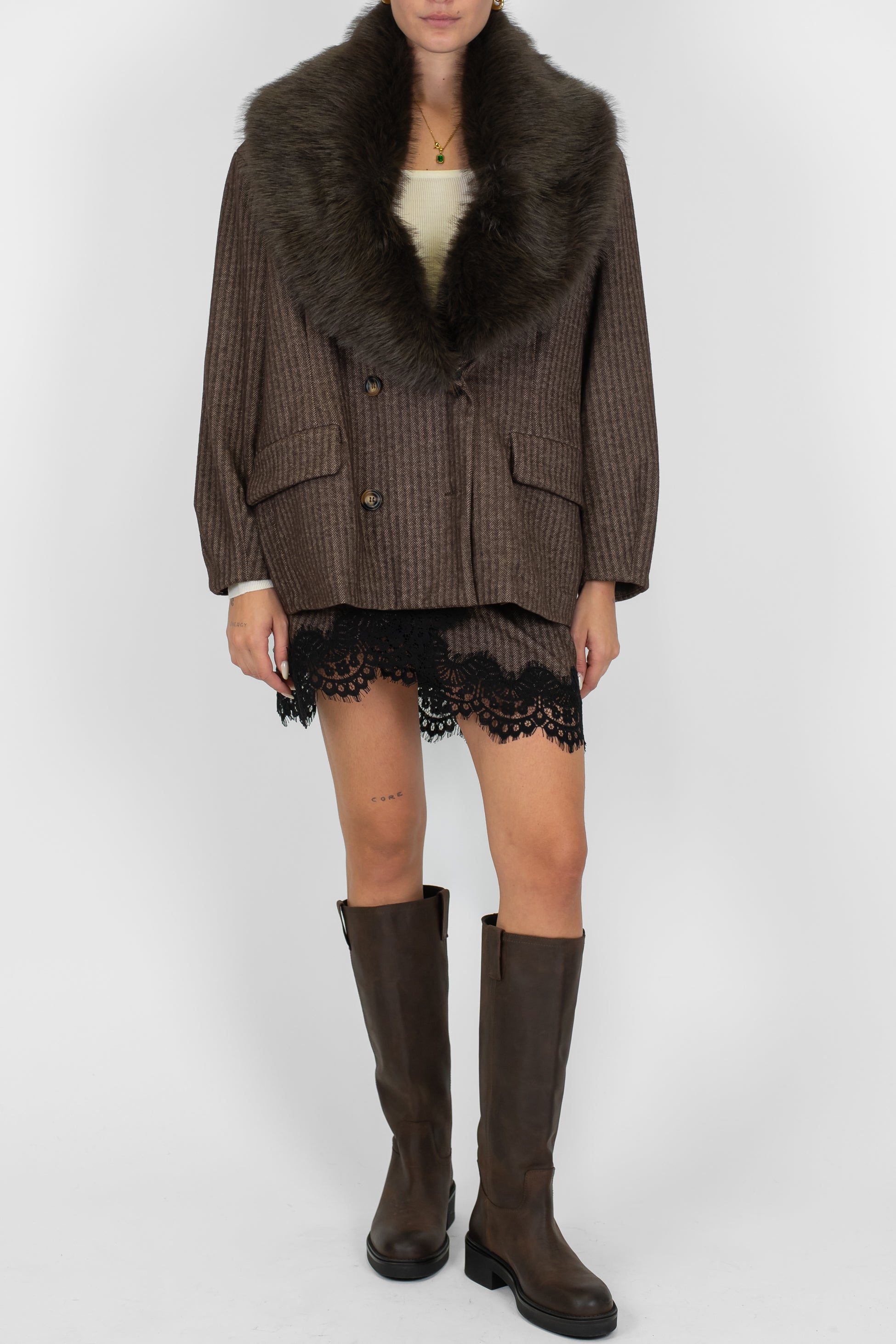 Tensione in - Minigonna fantasia spigata con orli in pizzo