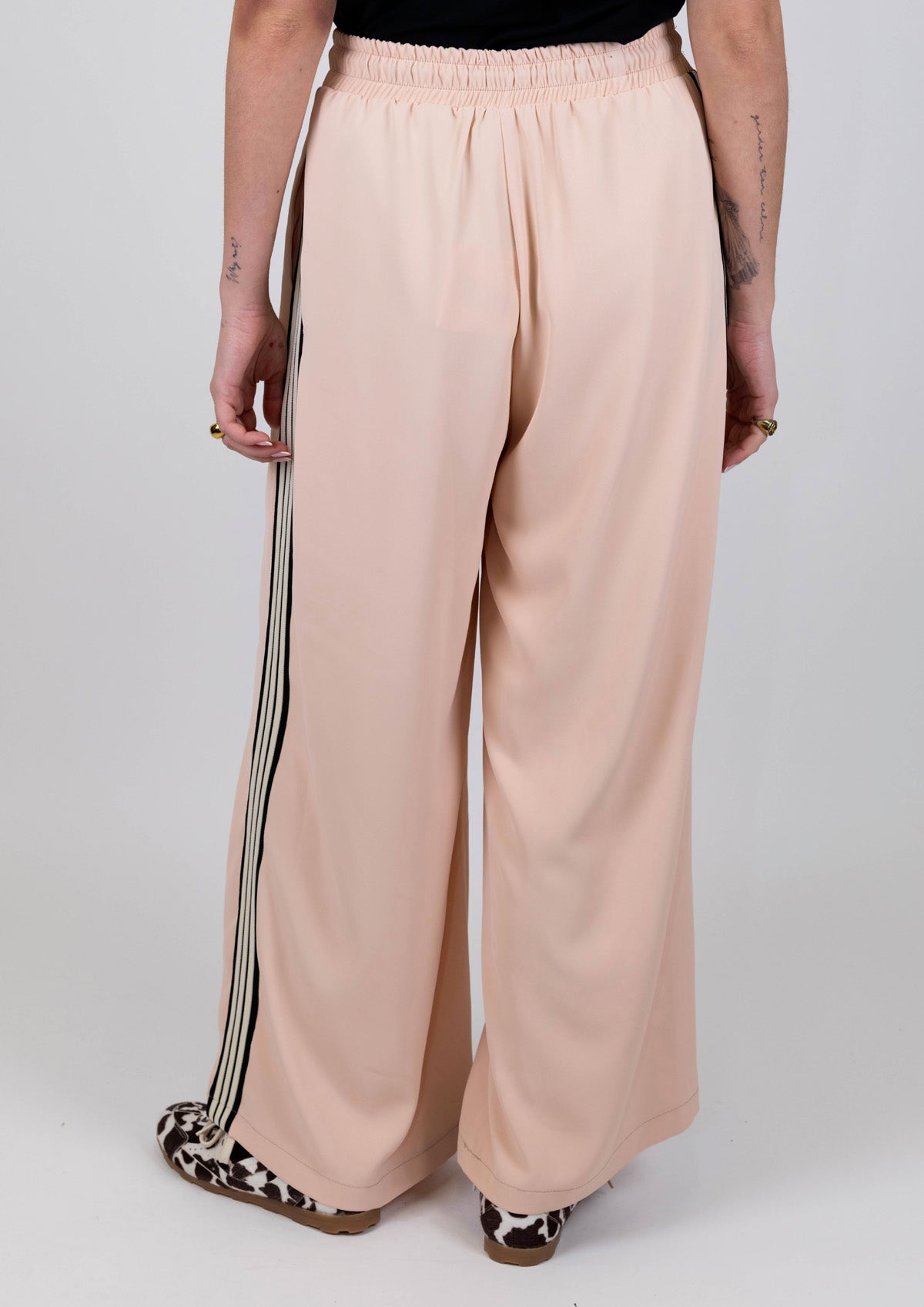 Tensione in - Pantalone palazzo in tessuto fluido con coulisse e banda laterale