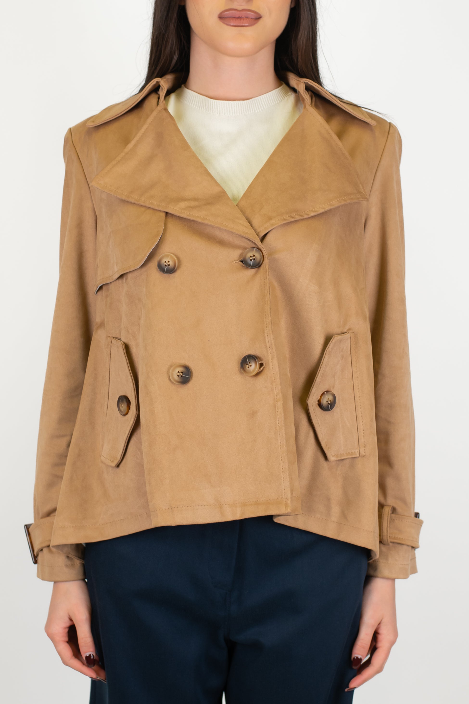 Tensione in - Trench corto doppiopetto in dainetto con tasche laterali e rever ampio a lancia