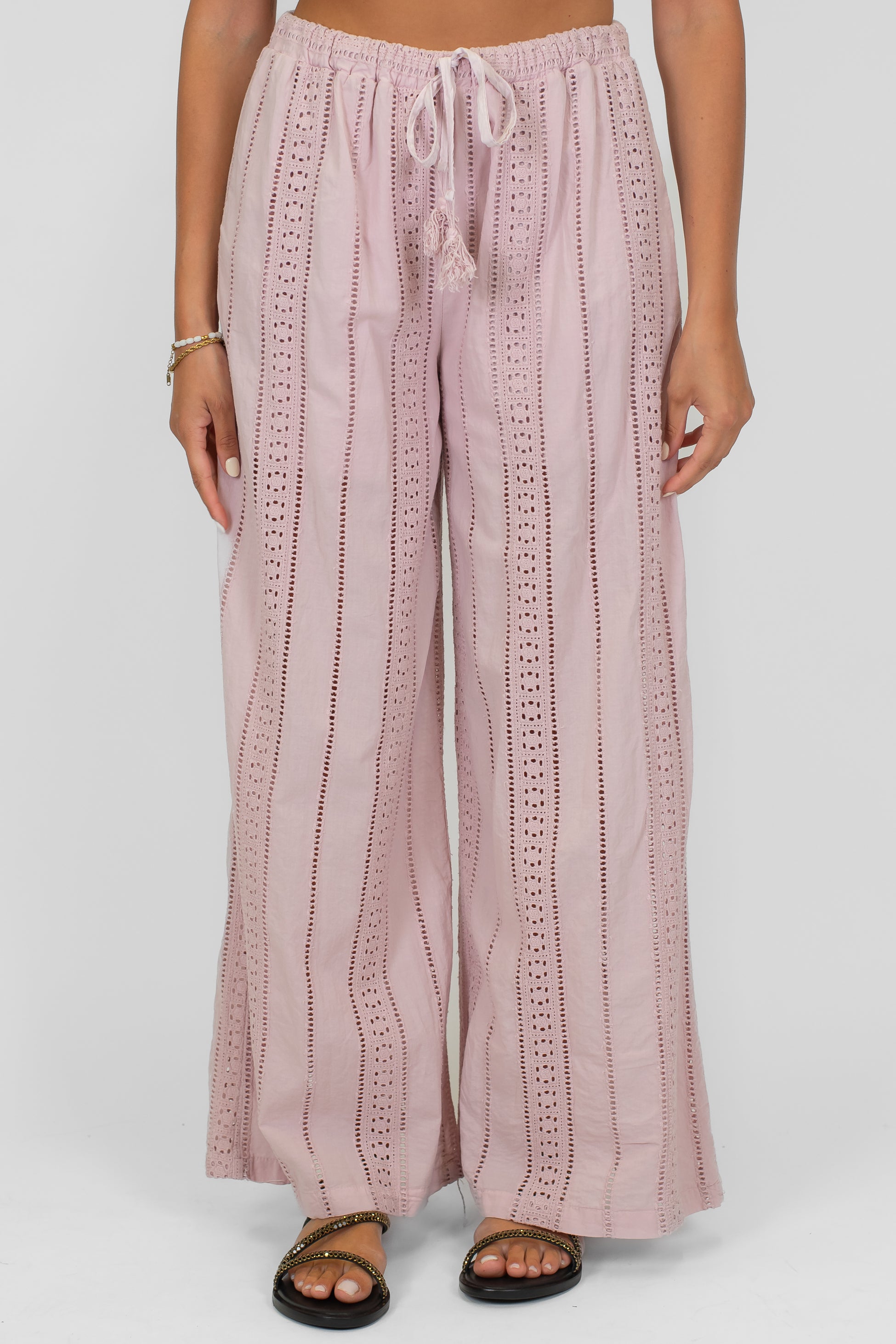 Tensione in - Pantalone palazzo con ricami in pizzo sangallo e coulisse