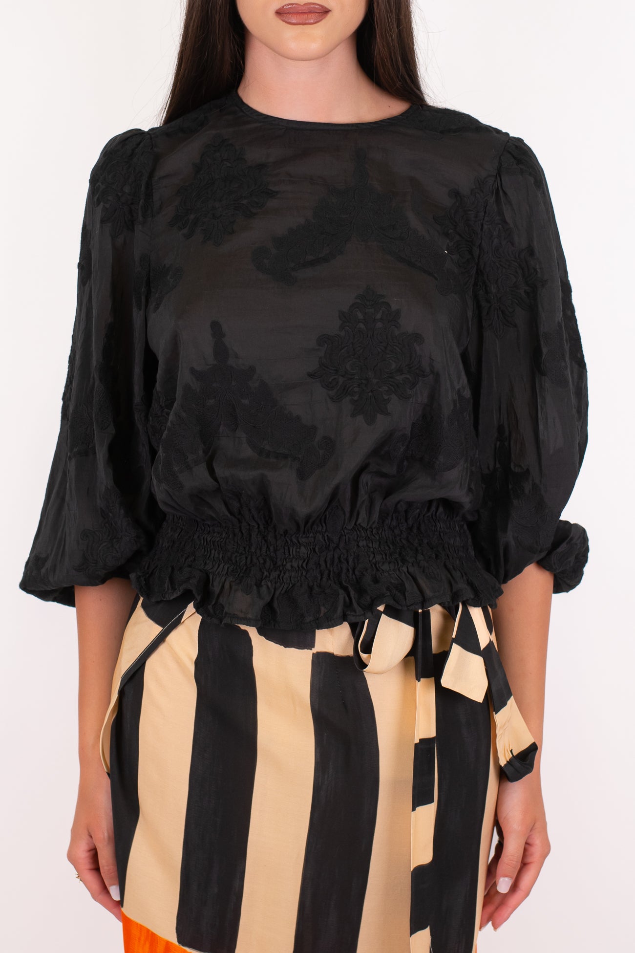 Tensione in - Blusa in misto seta con ricami tono su tono e manica tre quarti a sbuffo