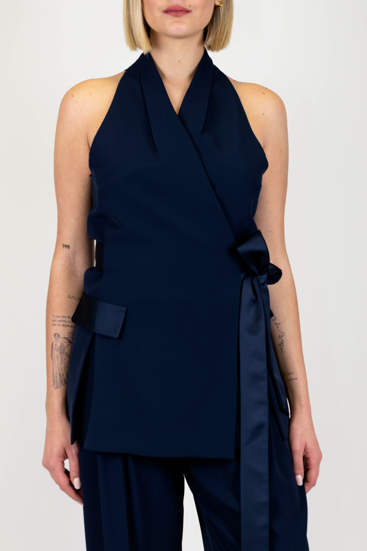 Imperial - Maxi gilet a portafoglio in tessuto fluido con fiocco e dettagli in raso