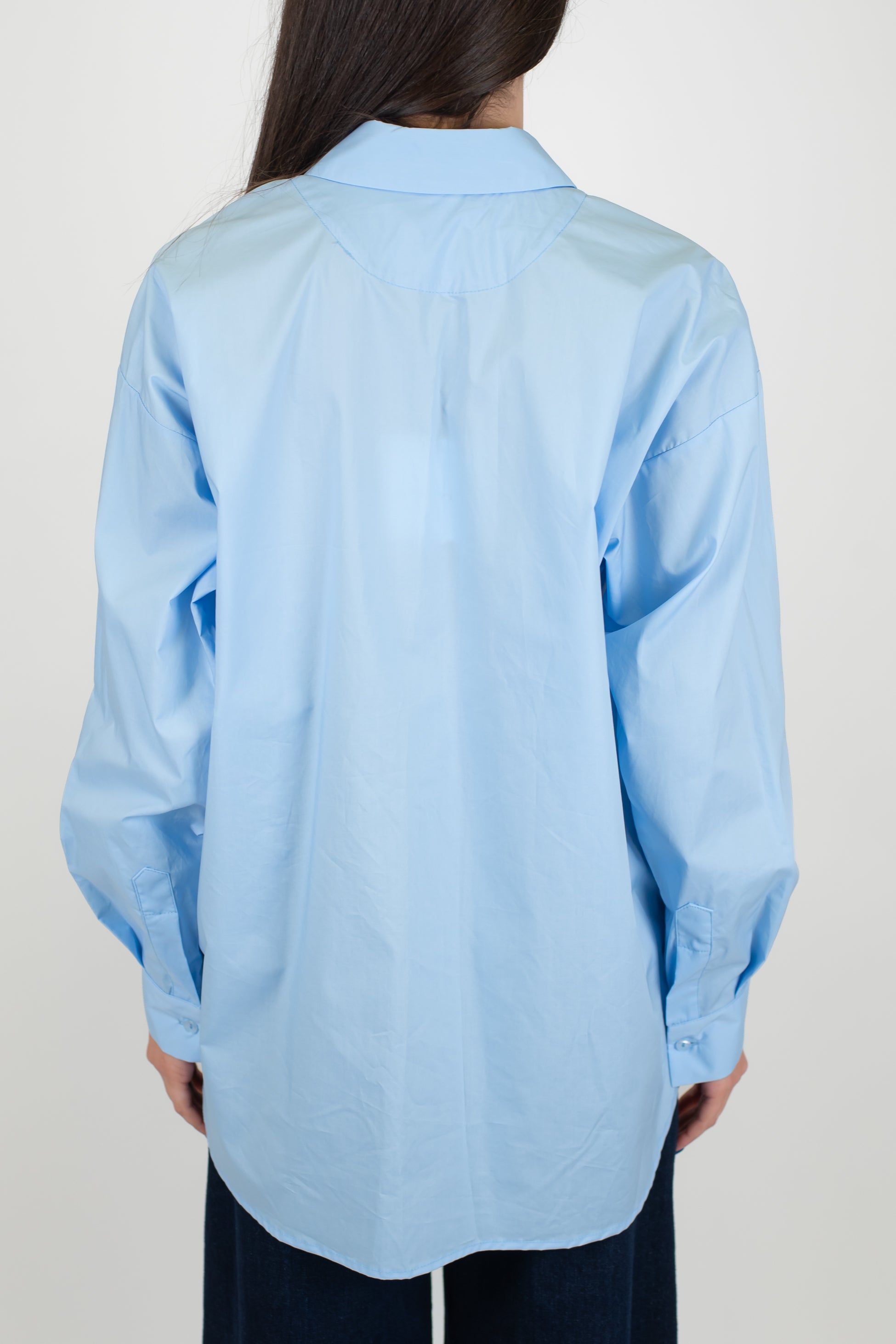 Tensione in - Camicia over con taschino in ecopelle a contrasto