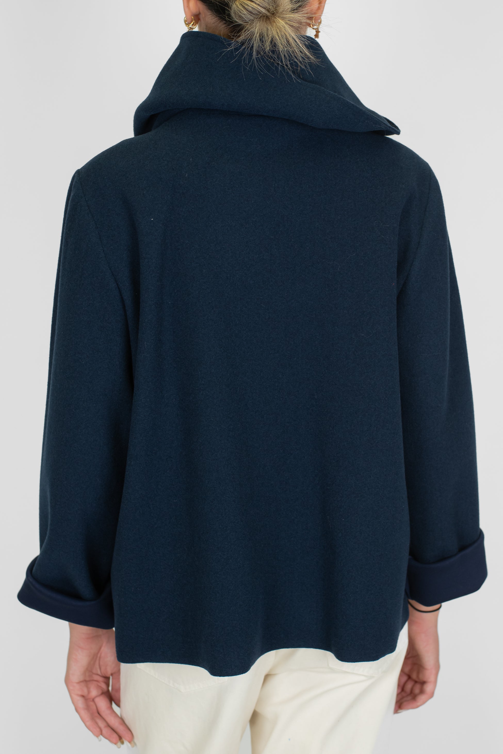 Tensione in - Cappetta doppiopetto in panno con cappuccio