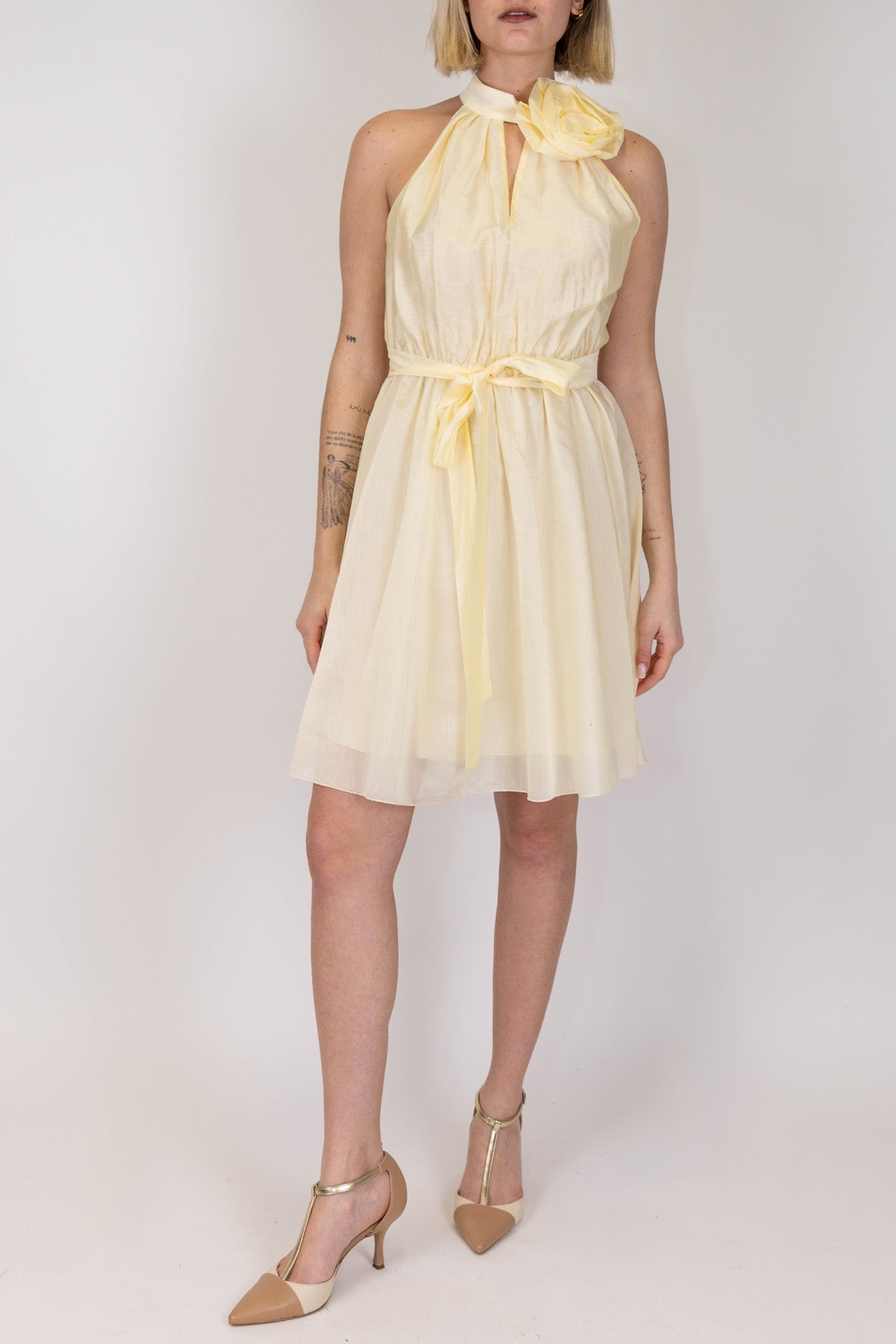 Tensione in - Abito corto in lyocell con allaccio con fiore e cintura in tessuto