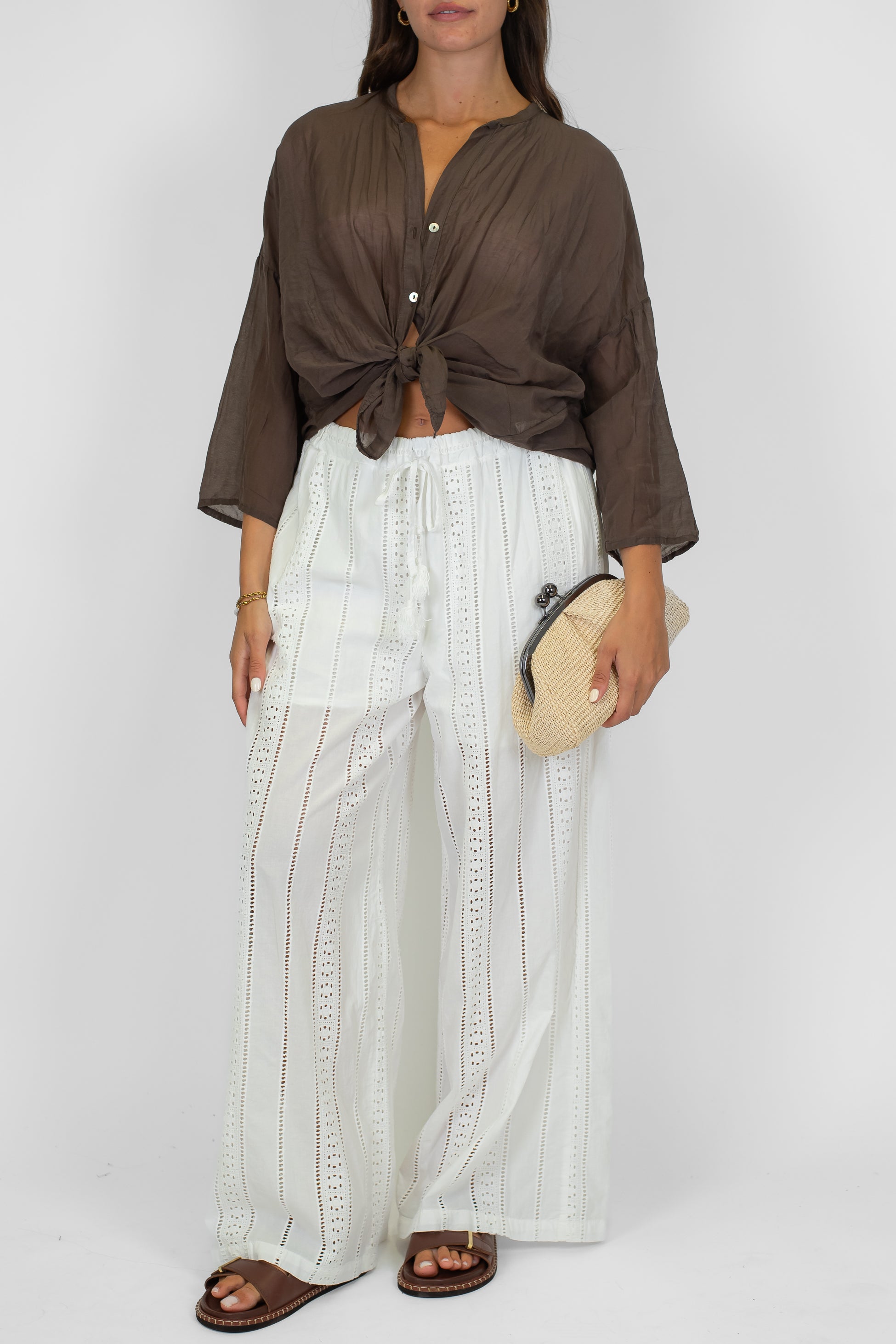 Tensione in - Pantalone palazzo con ricami in pizzo sangallo e coulisse