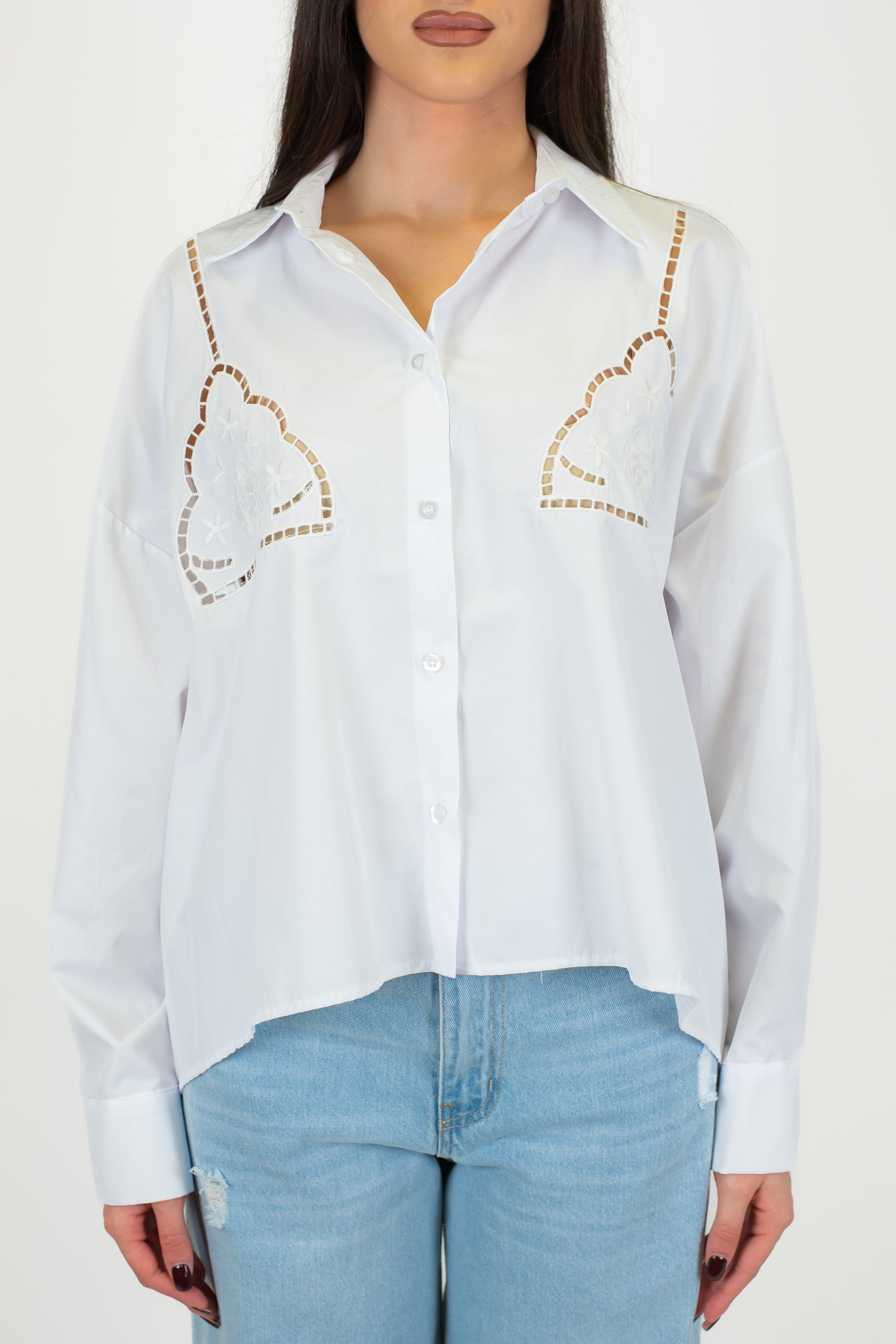 Tensione in - Camicia stondata con dettagli traforati e asimmetria fronte-retro