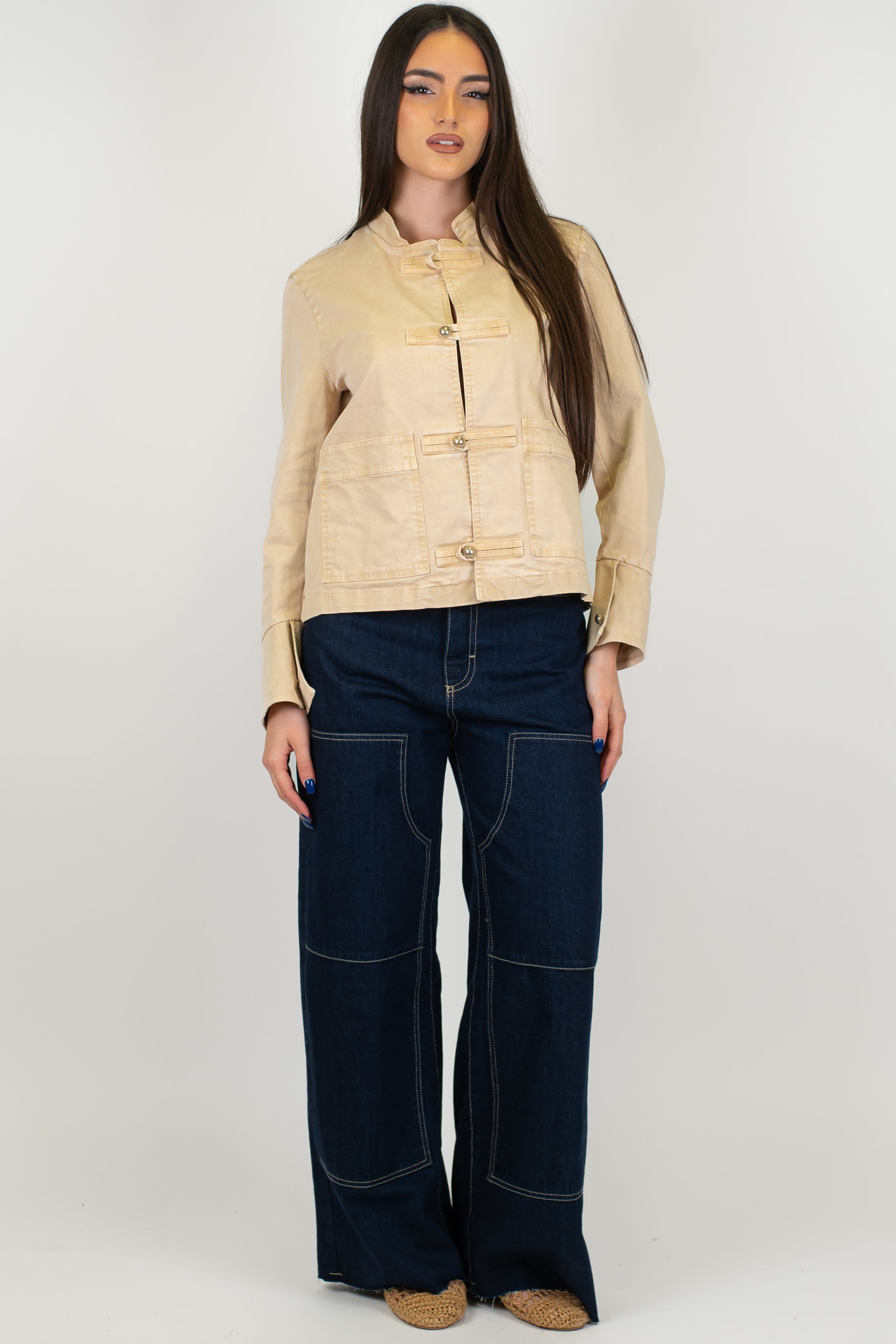 Tensione in - Giubbino in denim colorato con chiusura alamari e collo coreano