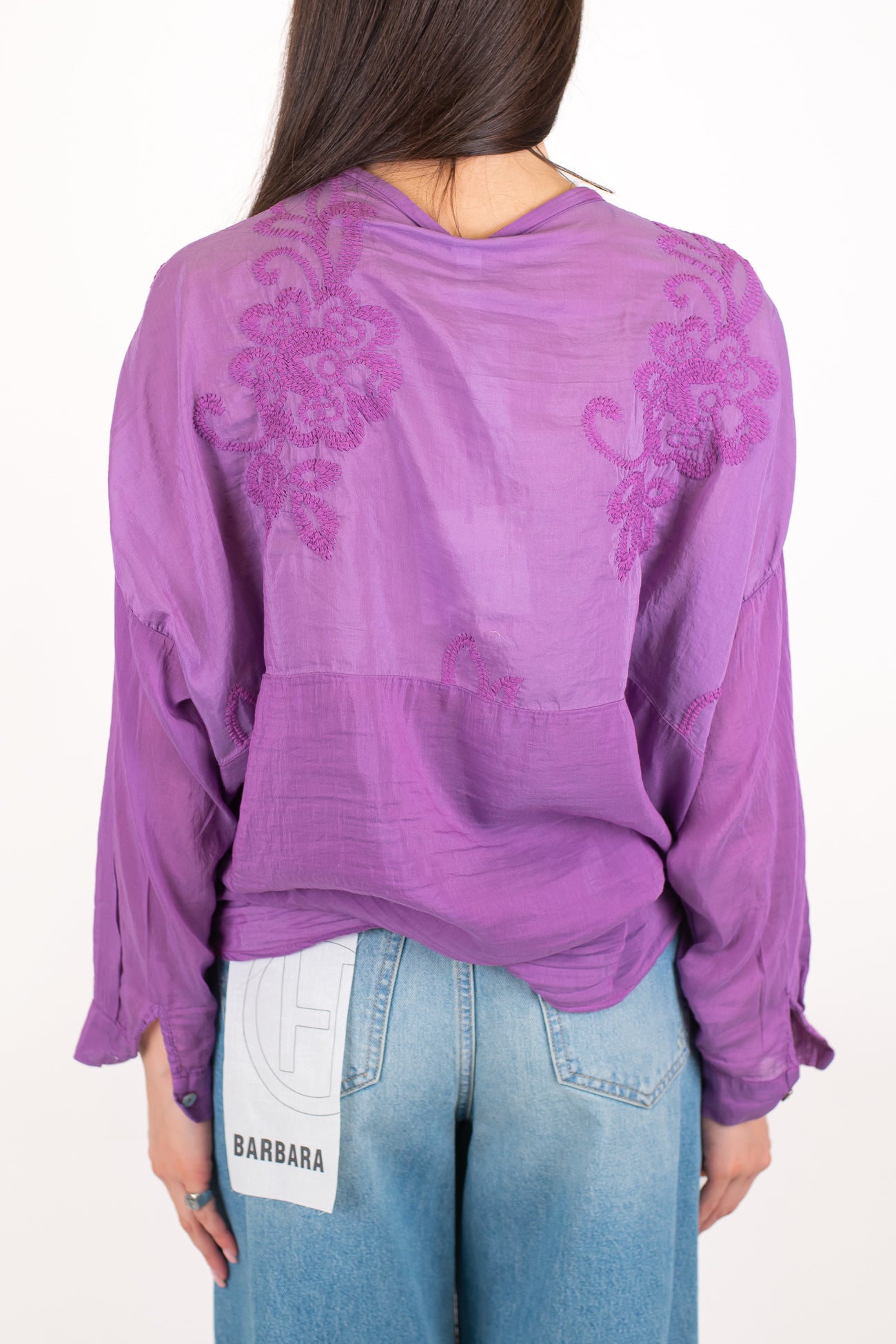 Tensione in - Camicia in mussola di cotone e seta con ricami floreali tono su tono