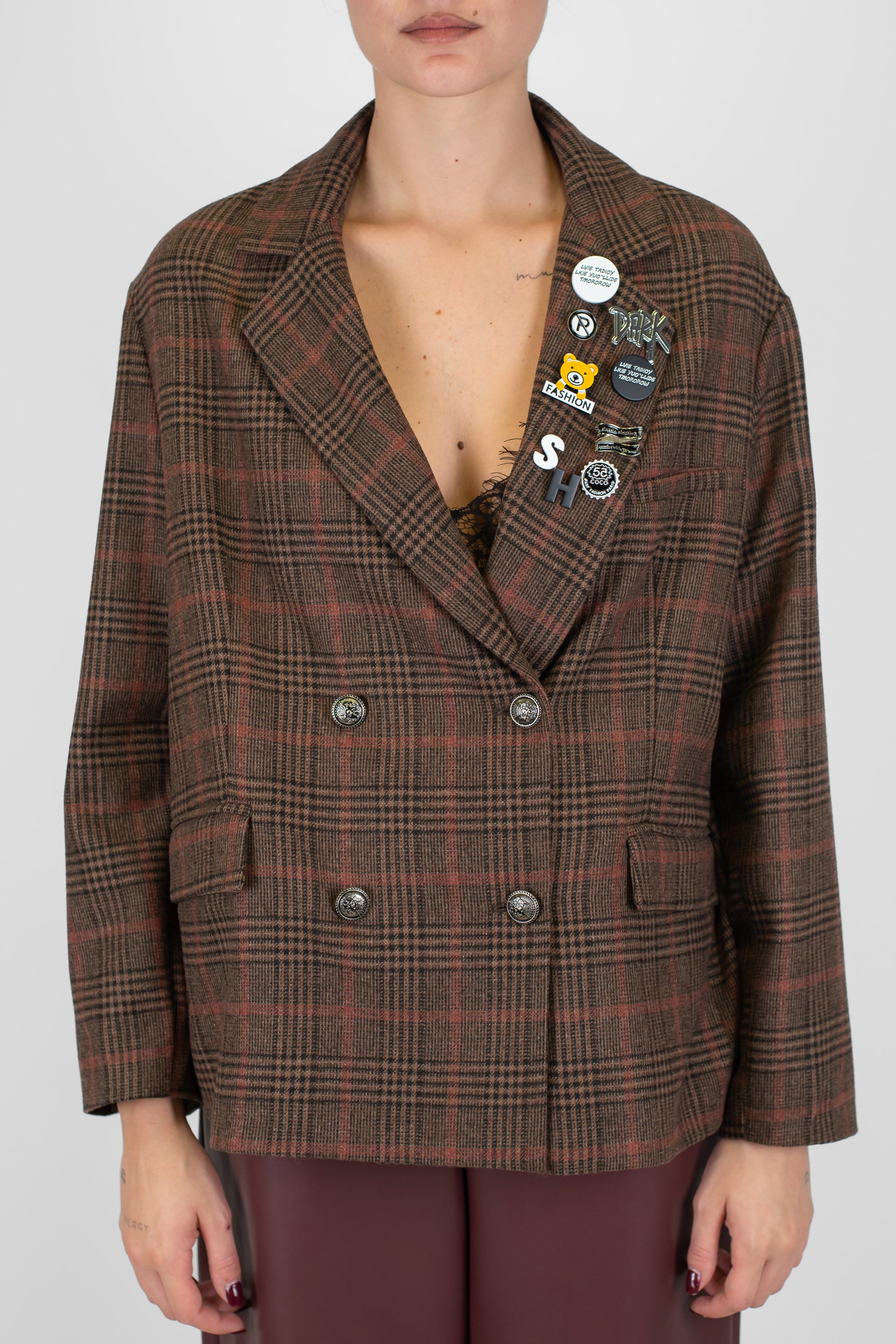 Tensione in -Giacca doppiopetto a scatola in misto lana con spille