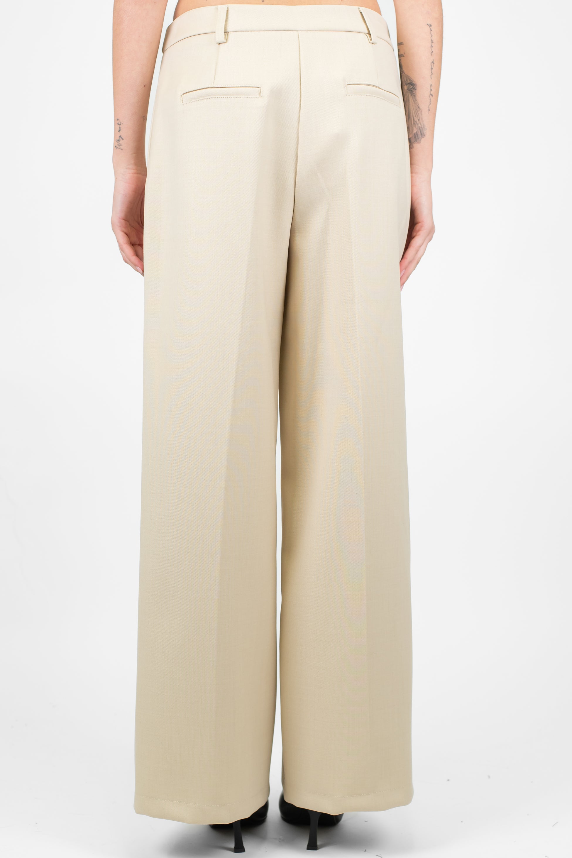 Tensione in - Pantalone palazzo con piega stirata