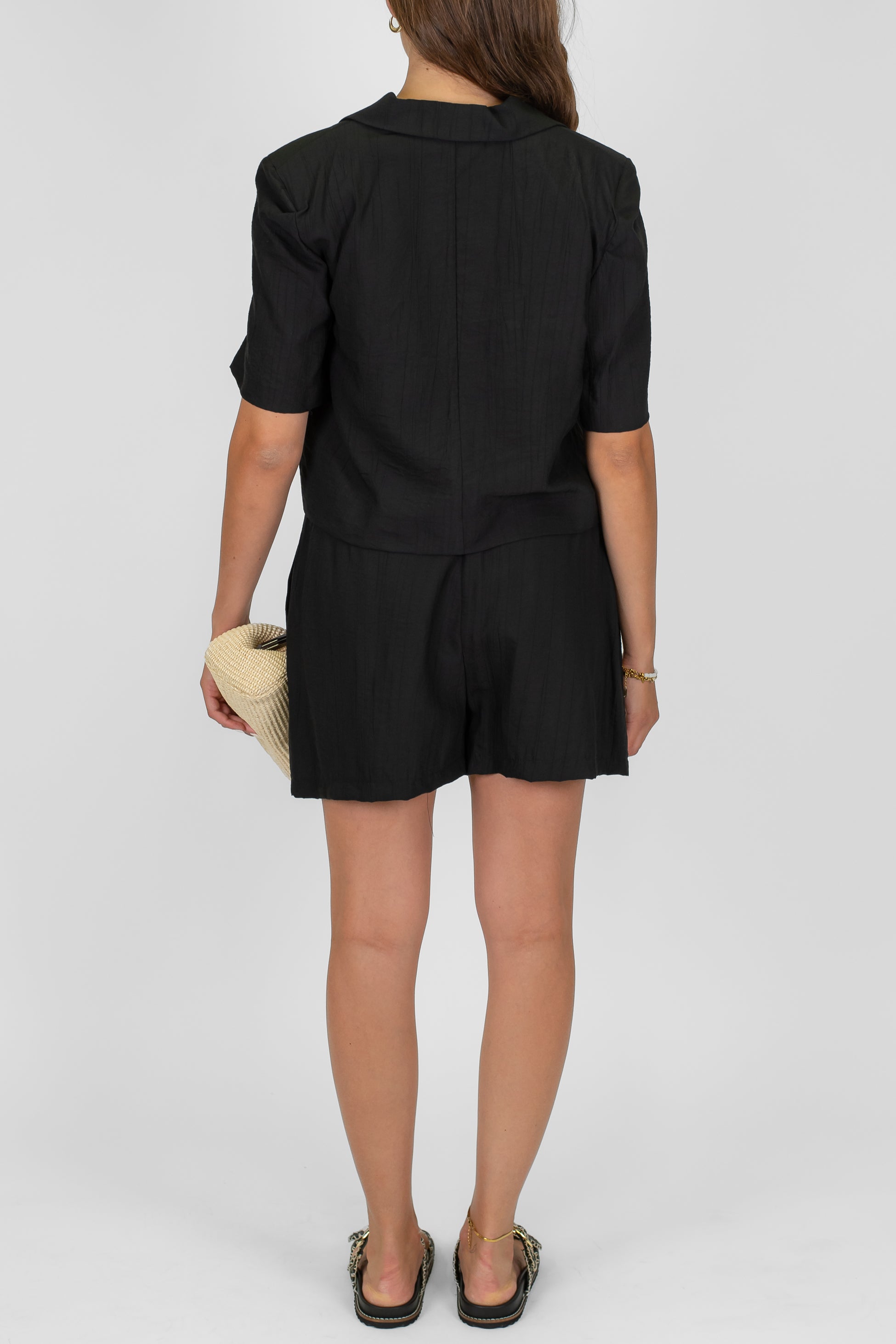 Tensione in - Coordinato in viscosa leggera con giacca crop sfoderata mezzamanica e bermuda