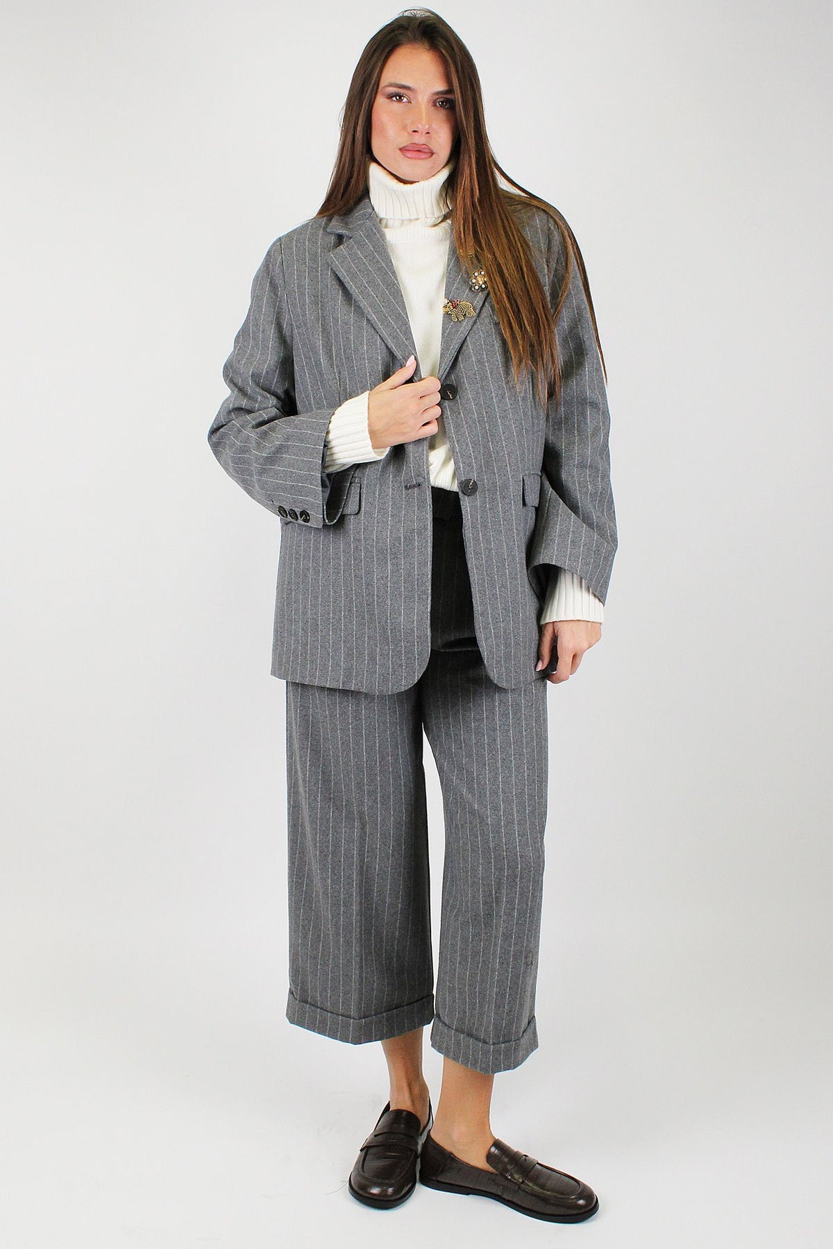 Tensione in - Pantalone regular crop gessato in misto lana con abbottonatura a scomparsa