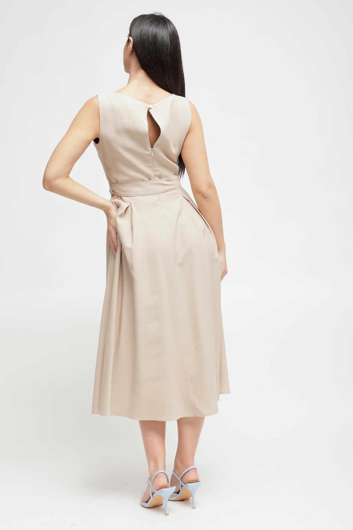 Maryley - Abito lungo giromaniche con spilla foulard e chiusura zip sul retro