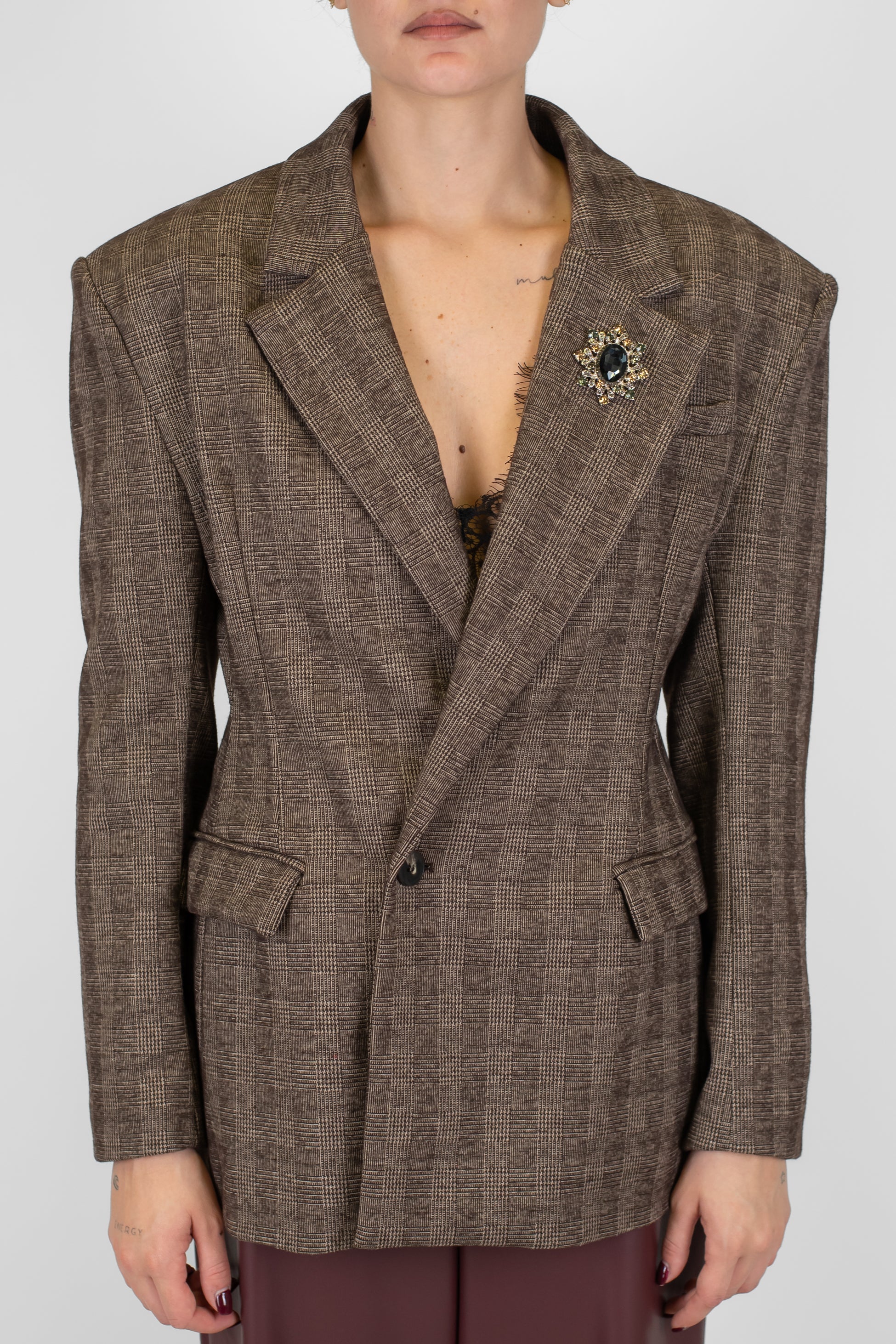 Tensione in - Giacca fantasia check avvitata con spalline e spilla