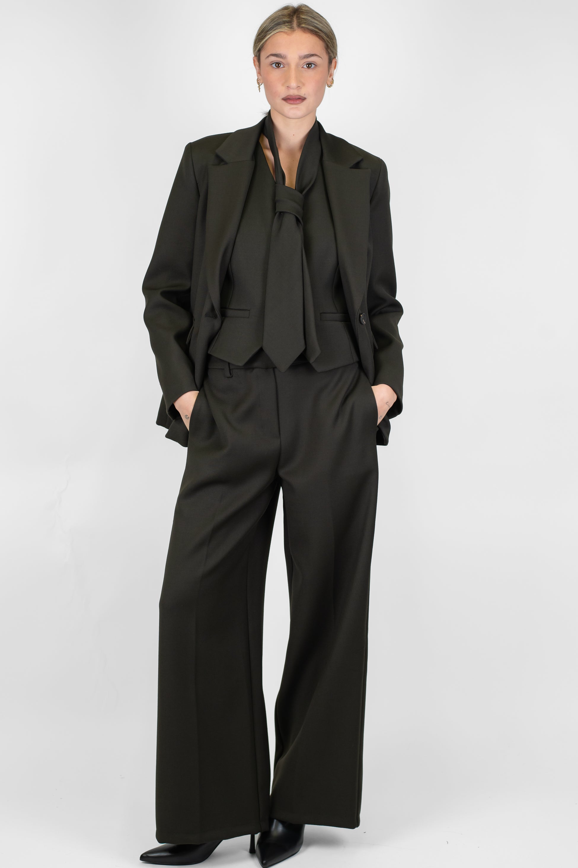 Tensione in - Pantalone palazzo con piega stirata