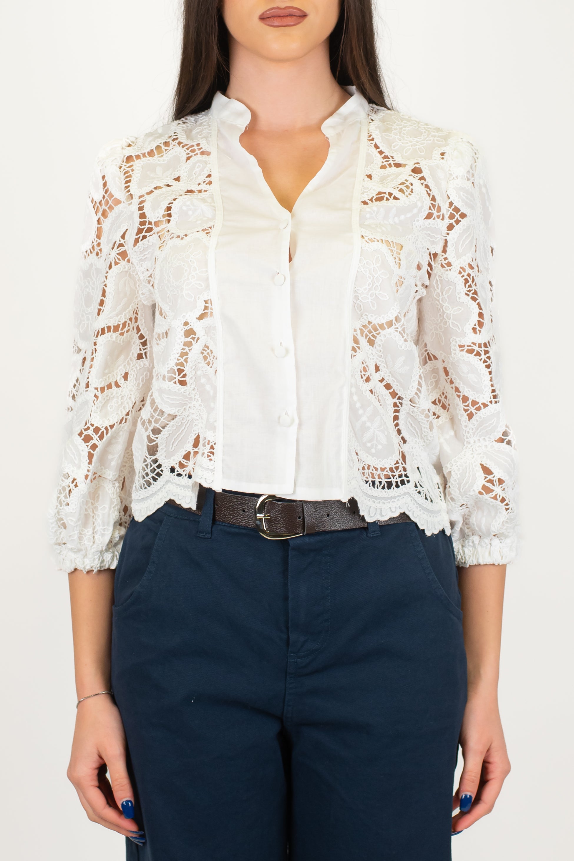 Tensione in - Camicia crop in pizzo con collo coreano e manica tre quarti