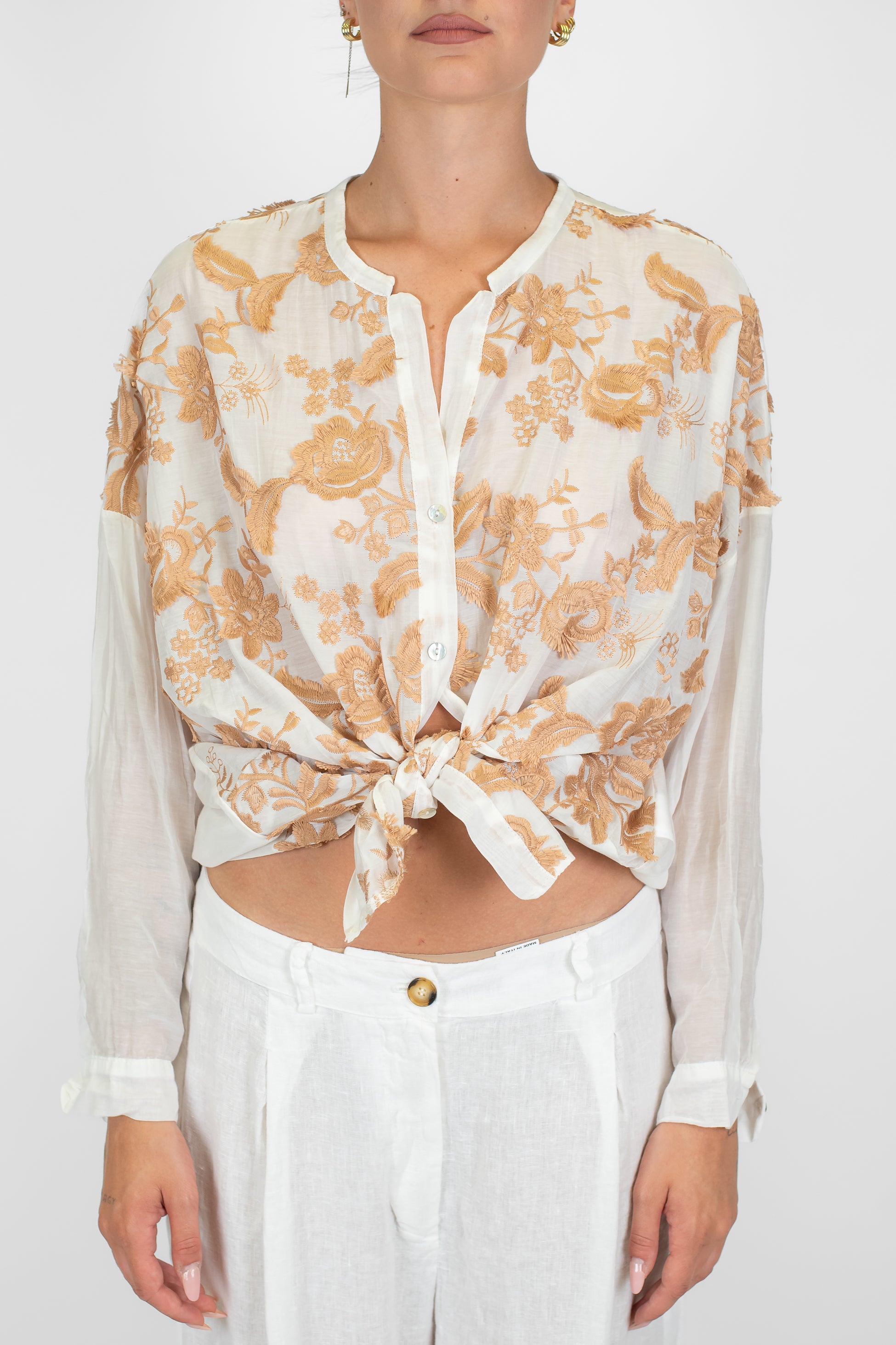 Motel - Camicia in misto seta con ricami a rilievo a contrasto e collo coreano