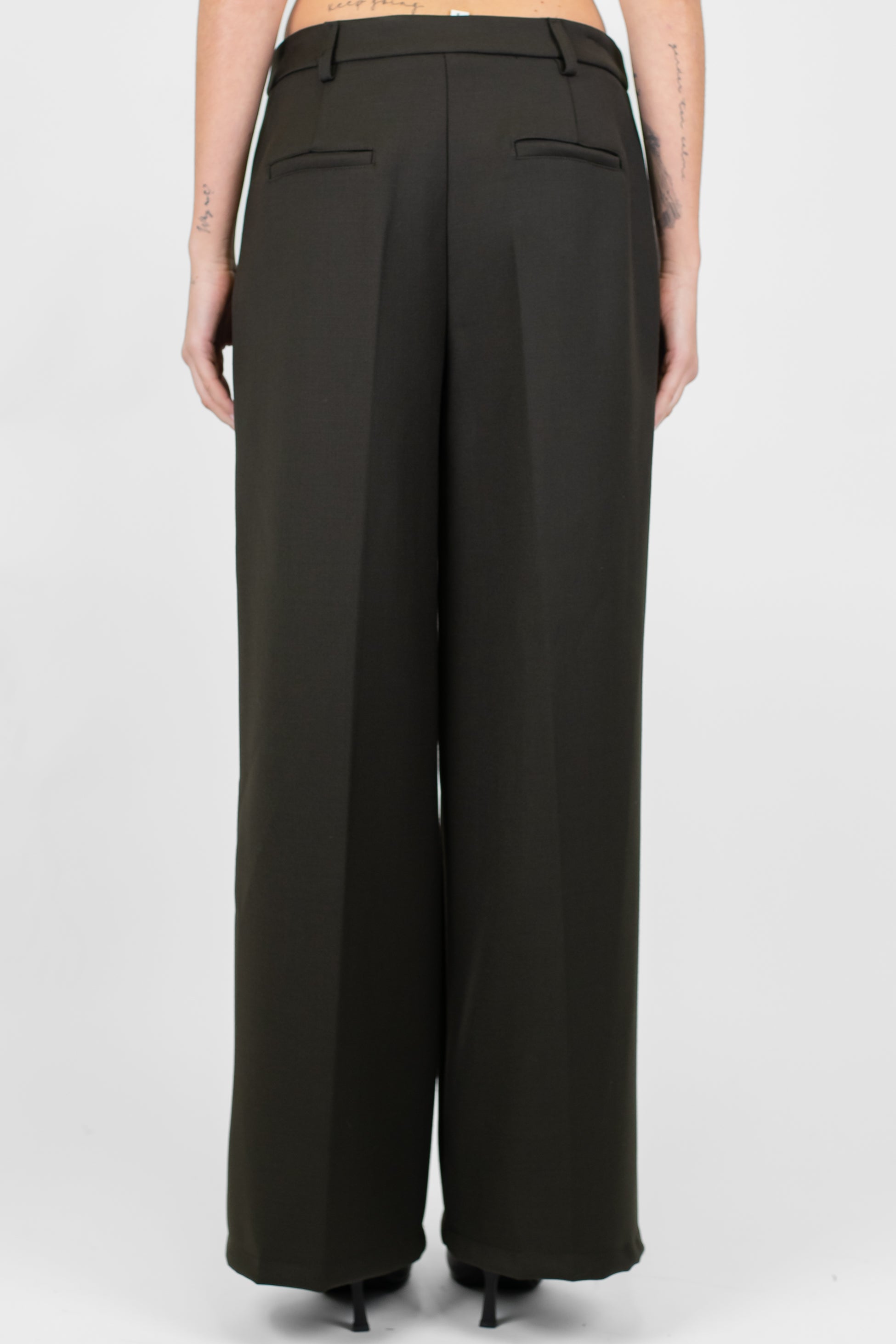 Tensione in - Pantalone palazzo con piega stirata