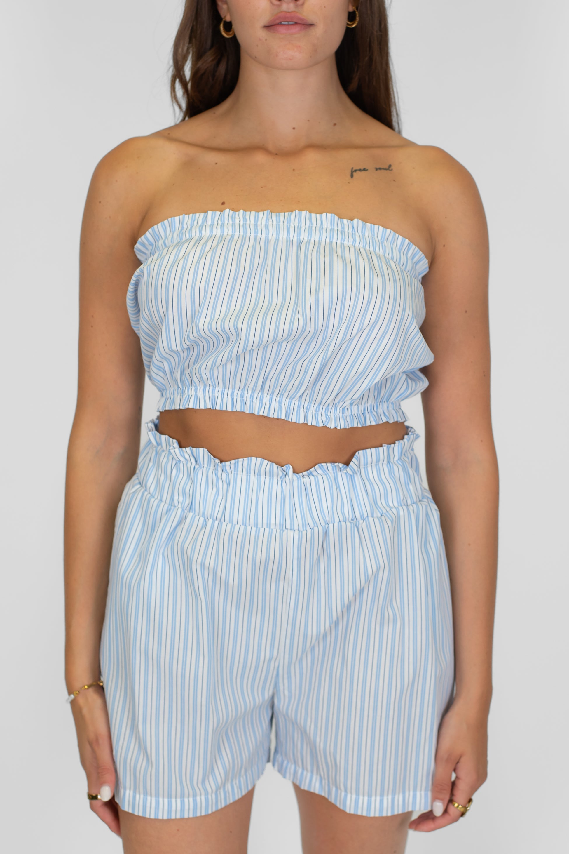 Motel - Coordinato tre pezzi fantasia a righe in cotone composto da camicia, top e shorts
