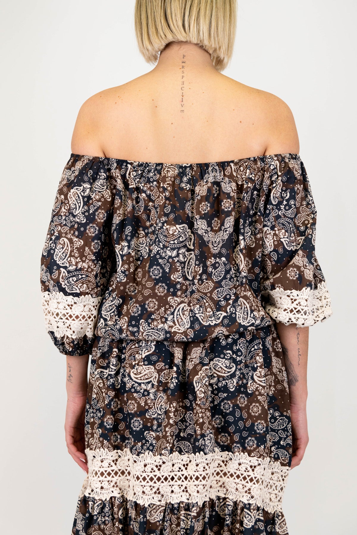 Motel - Top scollo shiffer fantasia bandana in cotone con dettagli in crochet