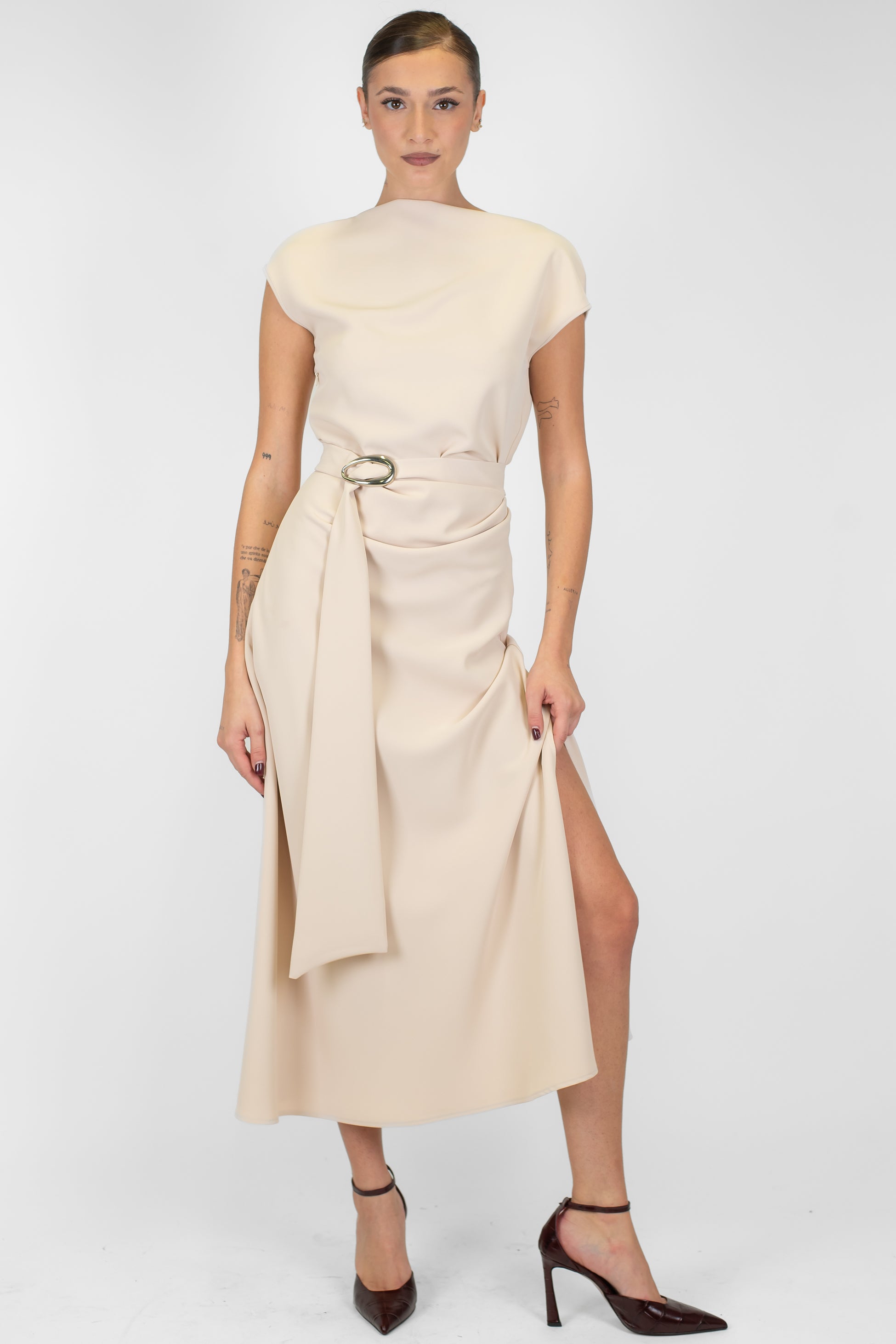 Imperial - Abito lungo mezzamanica con scollo a V sul retro, spacco laterale e cintura in tessuto