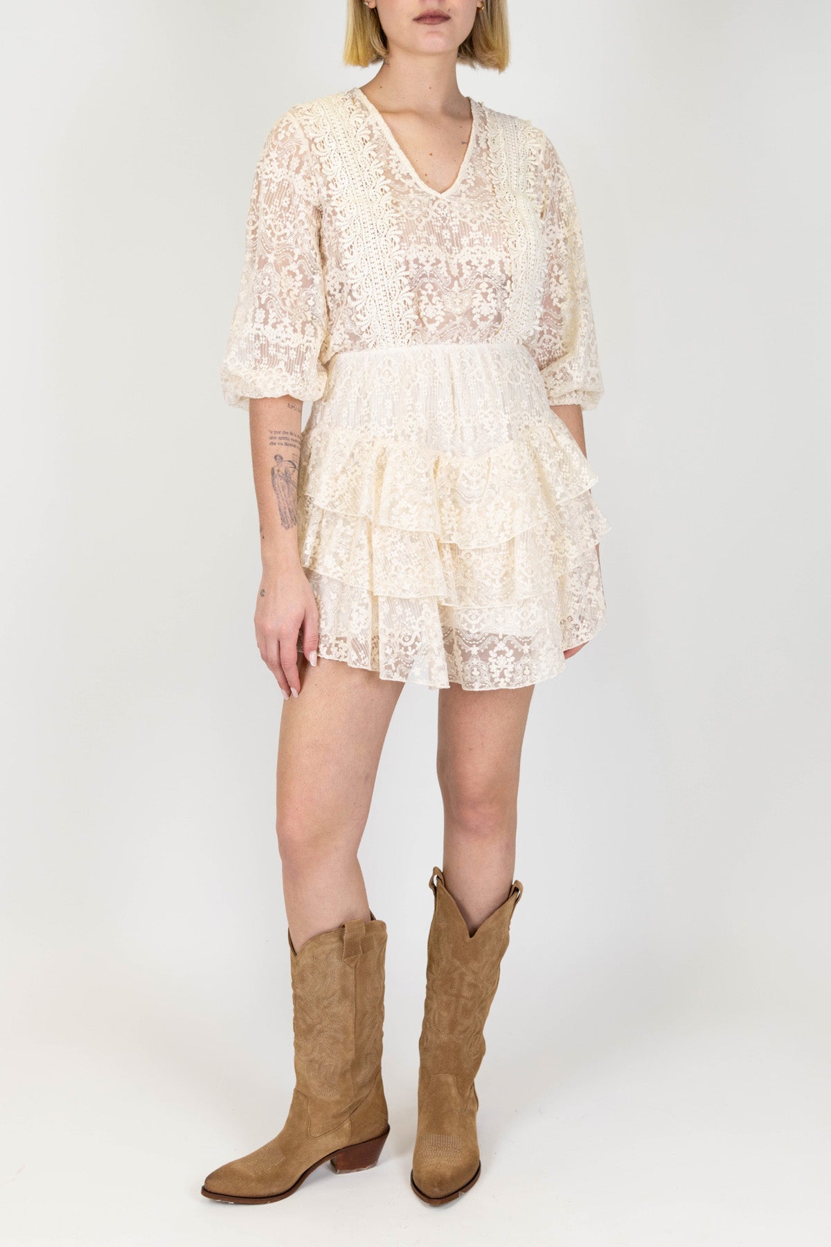 Tensione in - Abito corto scollo a V in crochet con balze