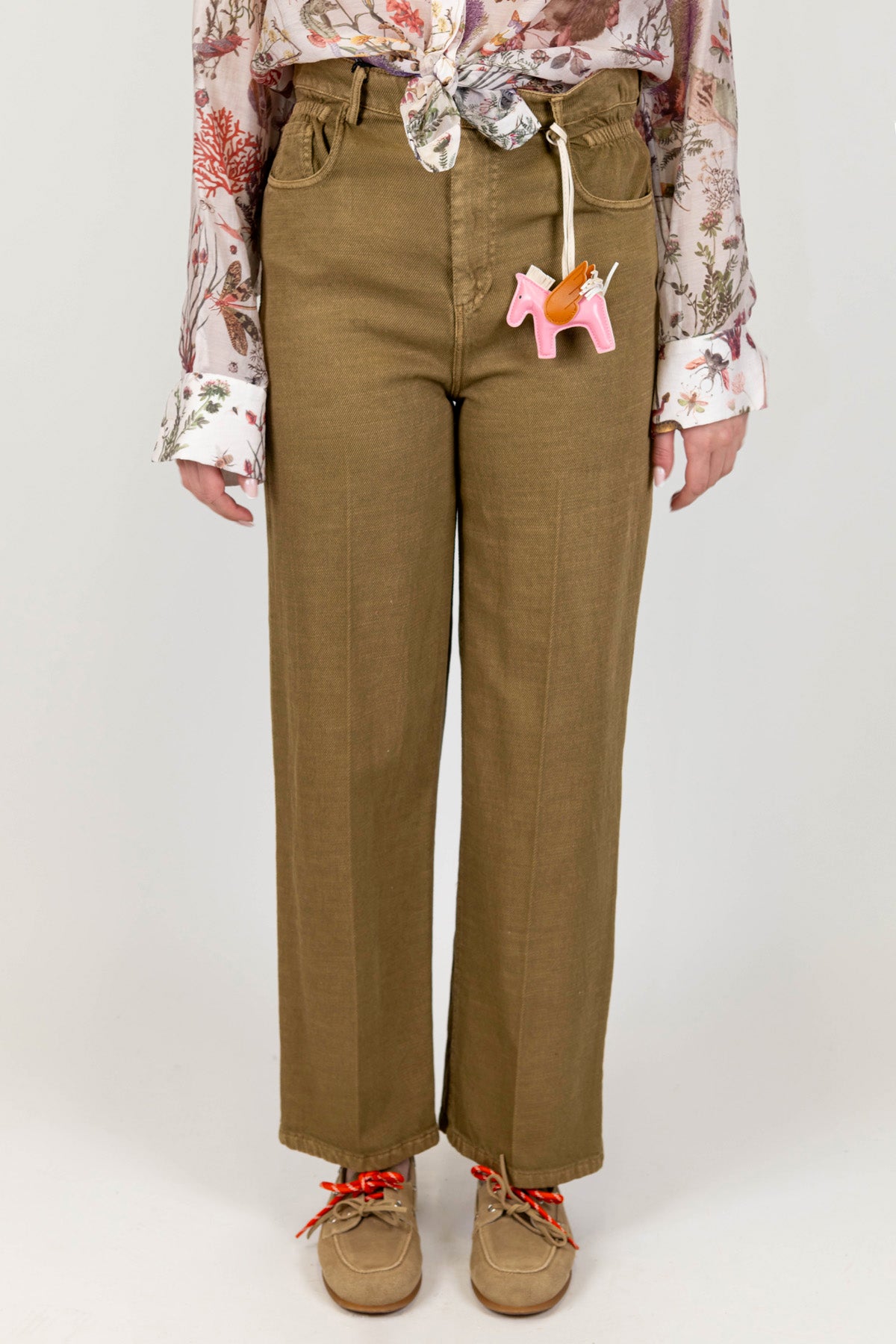 Tensione in - Pantalone in denim colorato con charms ed elastico sul retro