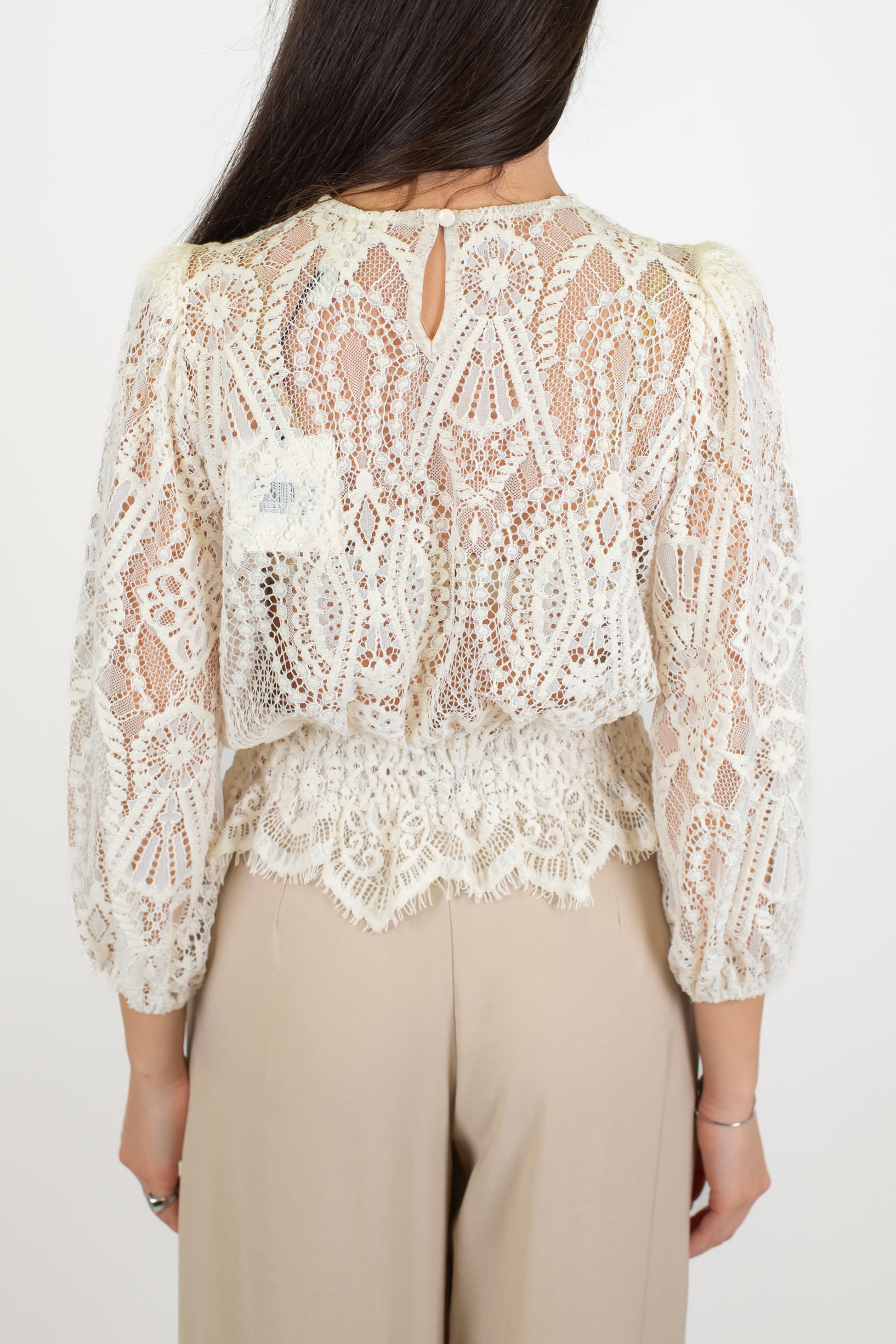 Tensione in - Blusa in pizzo con manica tre quarti