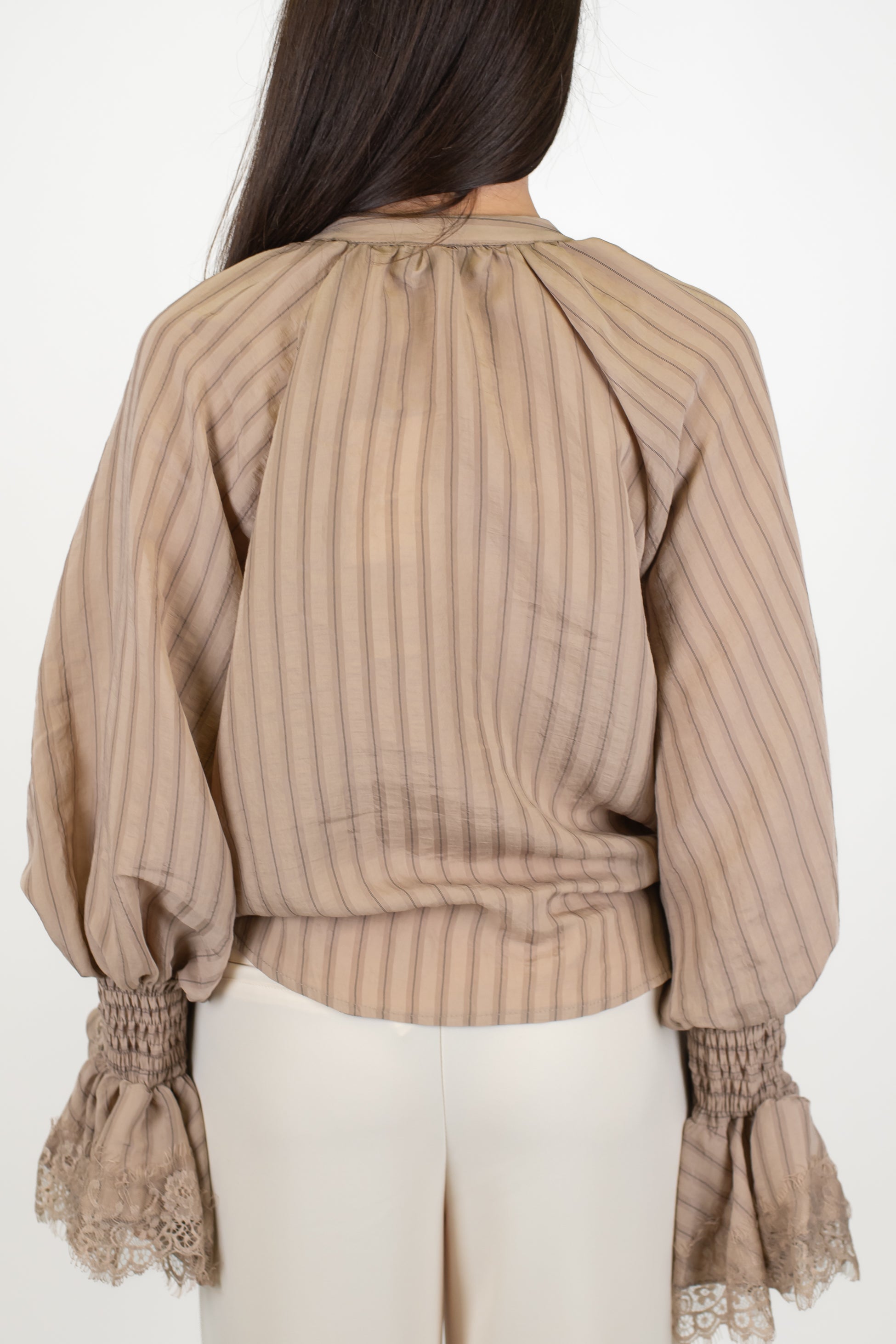 Motel - Camicia gessata con manica a campana e dettagli in pizzo