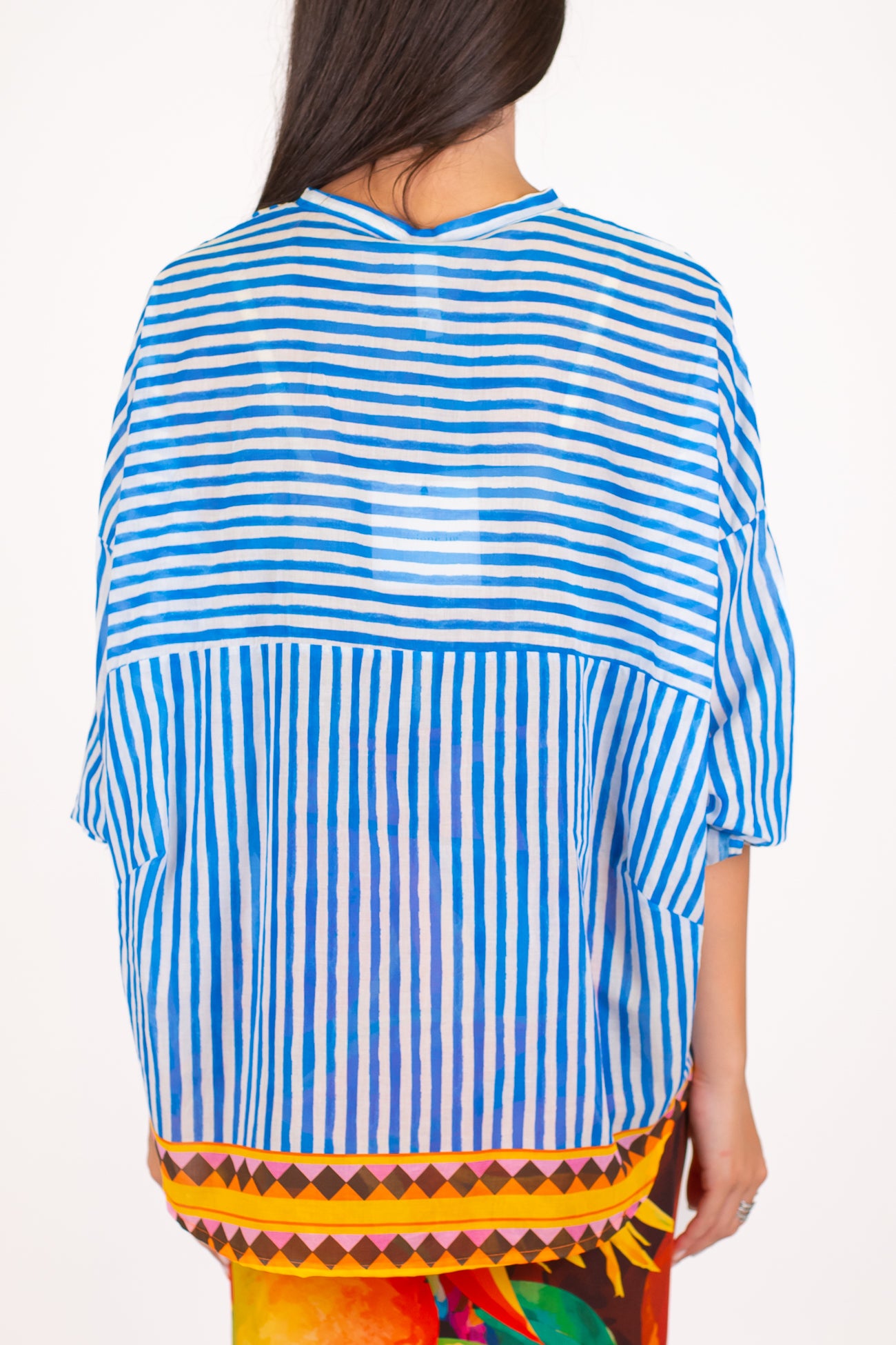 Tensione in - Camicia in mussola di cotone a righe con profilo etnico