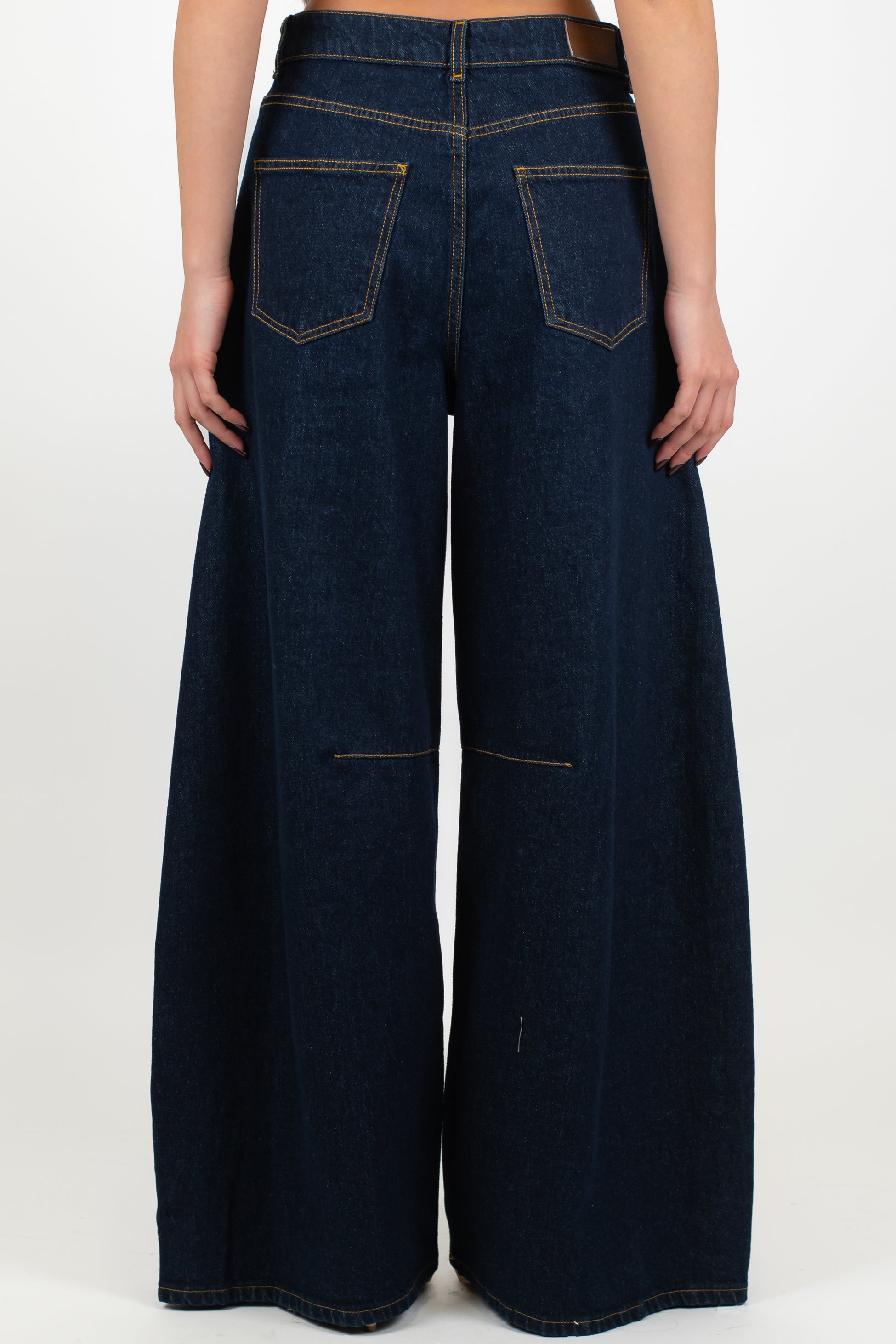 Tensione in - Jeans palazzo lavaggio scuro con pinces sul ginocchio modello Louvre