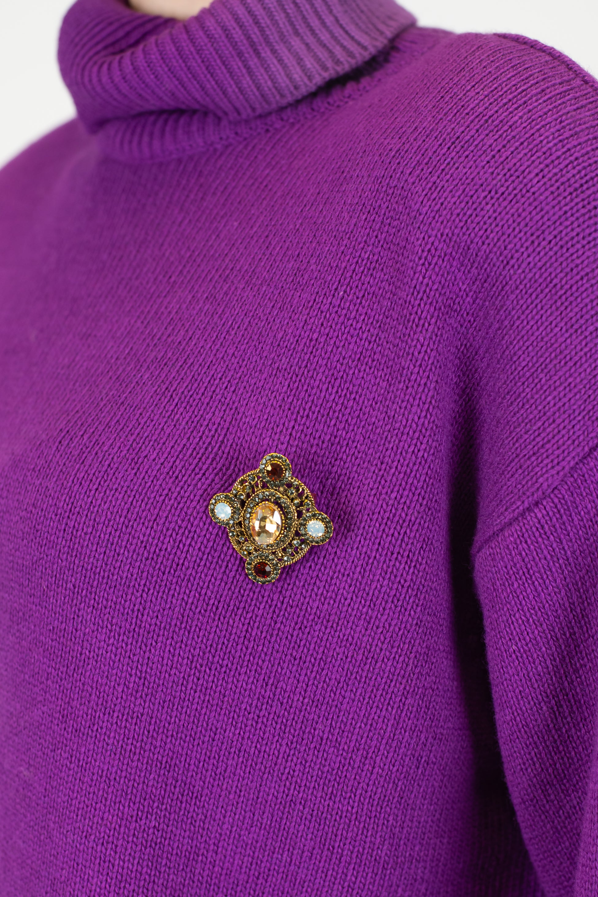 Motel - Dolcevita in misto lana con spalline e spilla gioiello