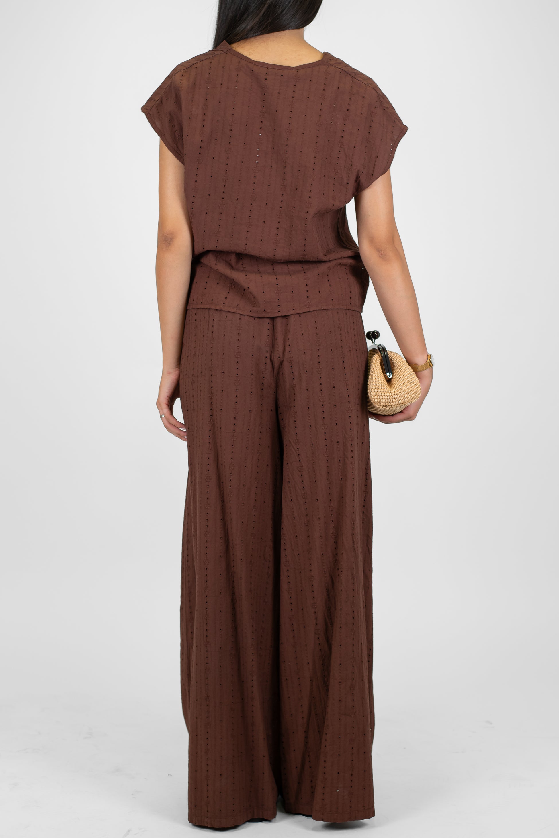 Haveone - Coordinato in pizzo sangallo con t-shirt scollo a V e pantalone palazzo con coulisse