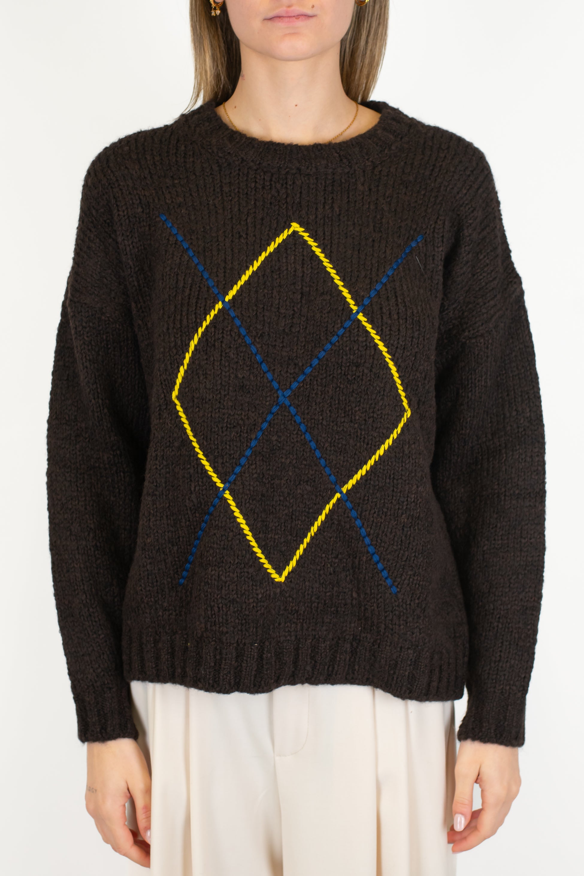 Tensione in - Maglia girocollo rombi ricamati a contrasto in misto lana