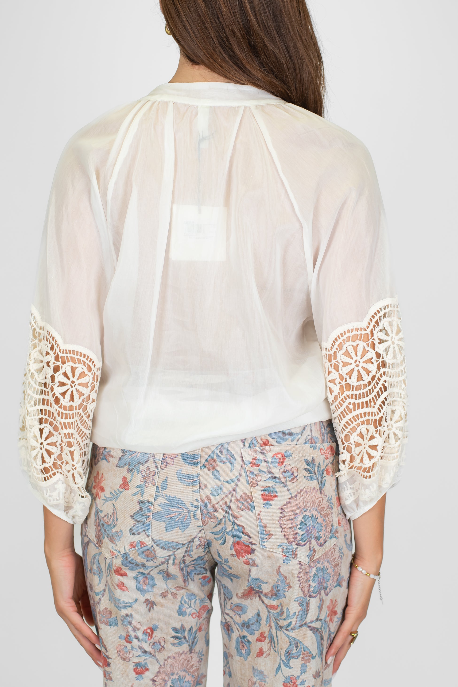 Tensione in - Camicia in misto seta con maniche in crochet e collo coreano