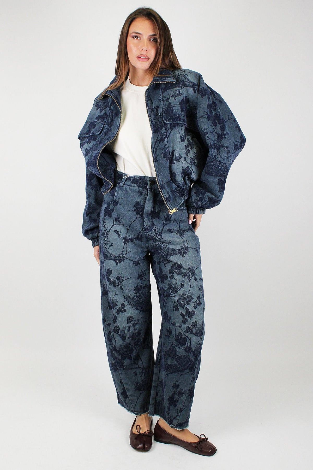 Motel - Pantalone balloon effetto denim con fantasia floreale ricamata tono su tono