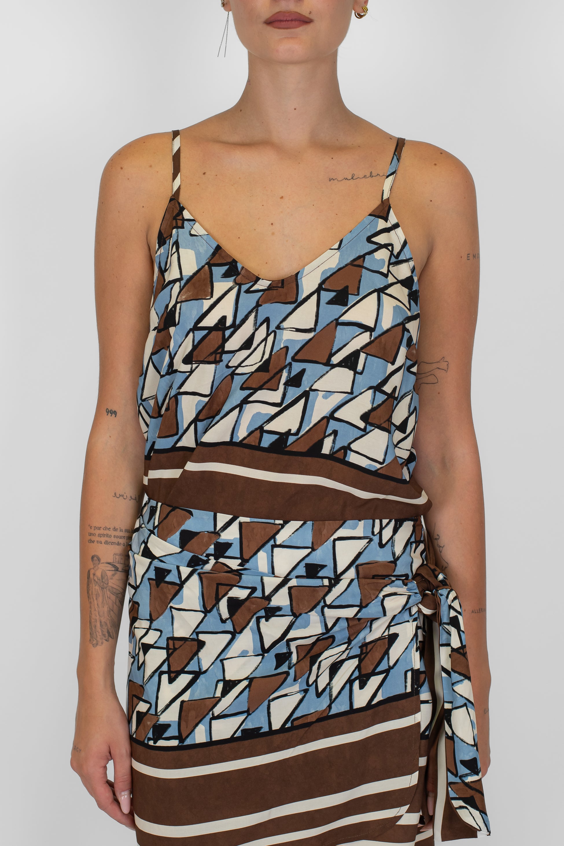 Tensione in- Top con bretelline fantasia astratta in viscosa