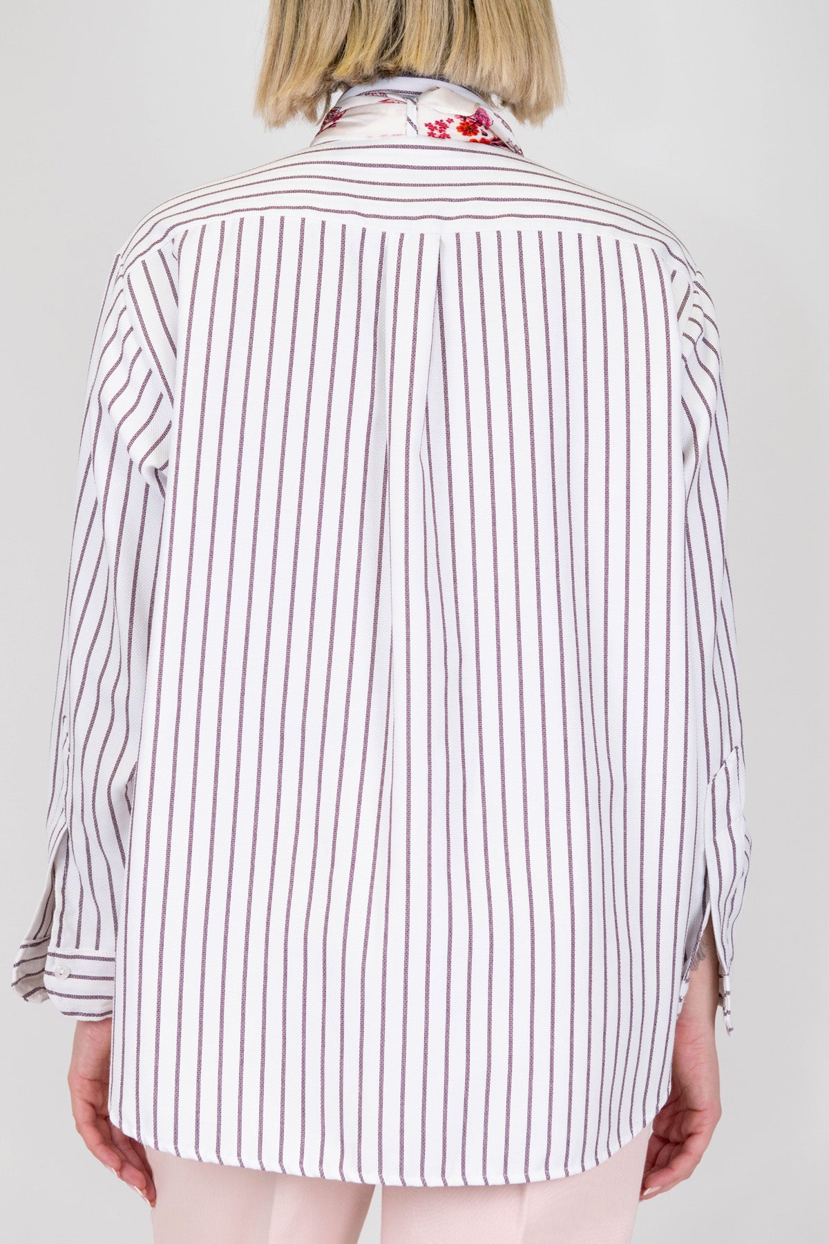 Motel - Camicia a righe con foulard fantasia al collo