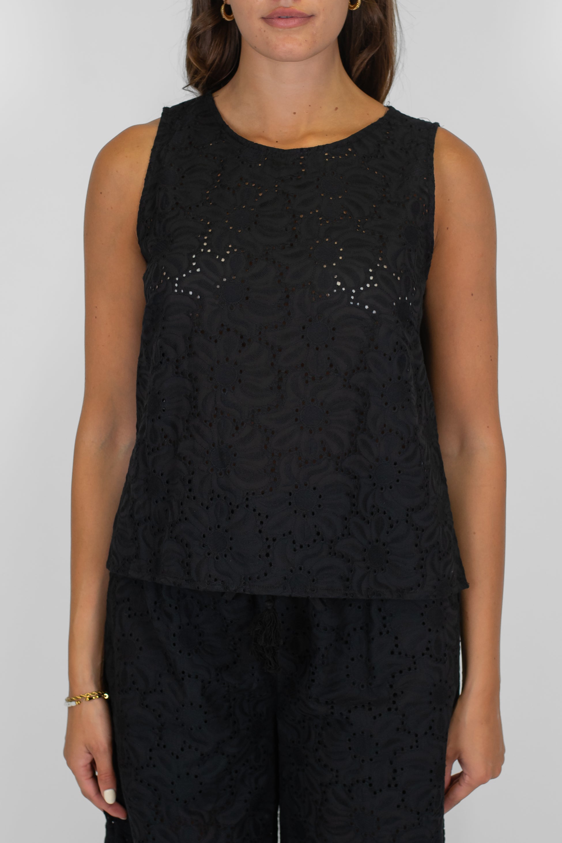 Tensione in - Canotta in pizzo sangallo