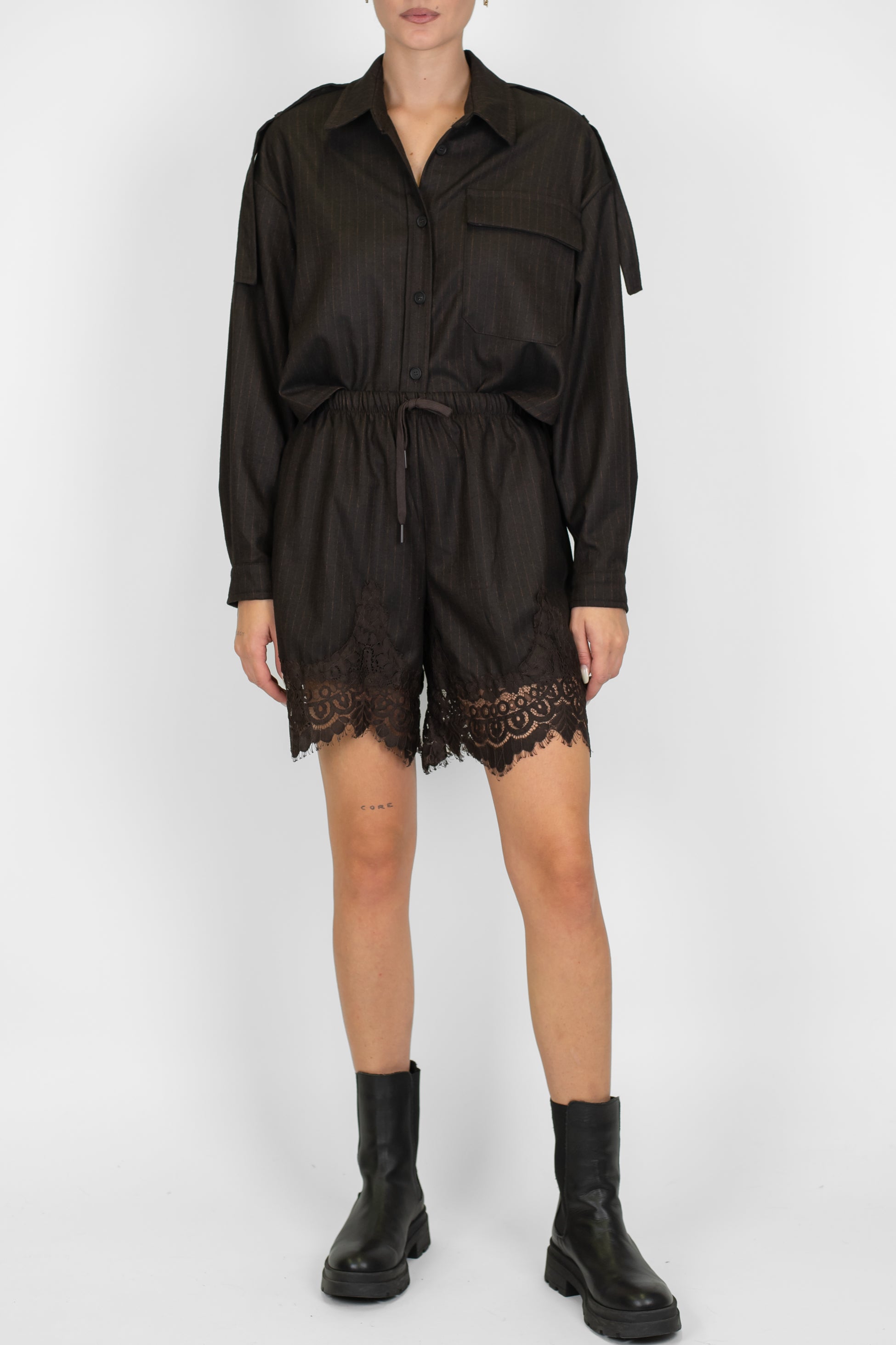 Tensione in - Bermuda gessato con coulisse e orli in pizzo