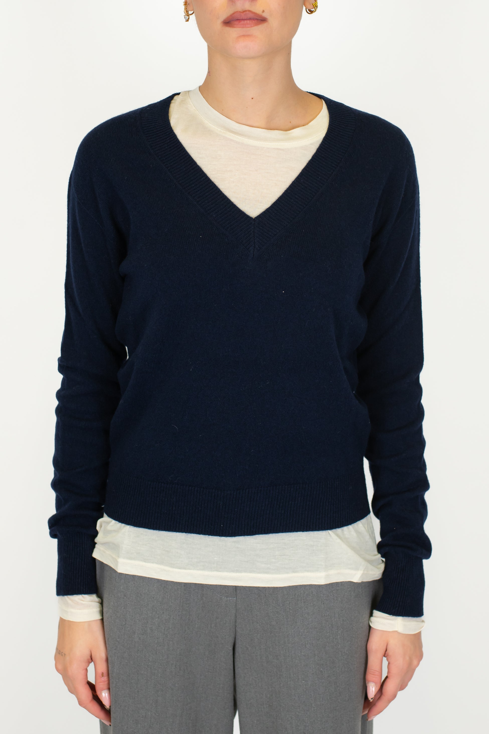 Tensione in - Maglia scollo a V in pura lana