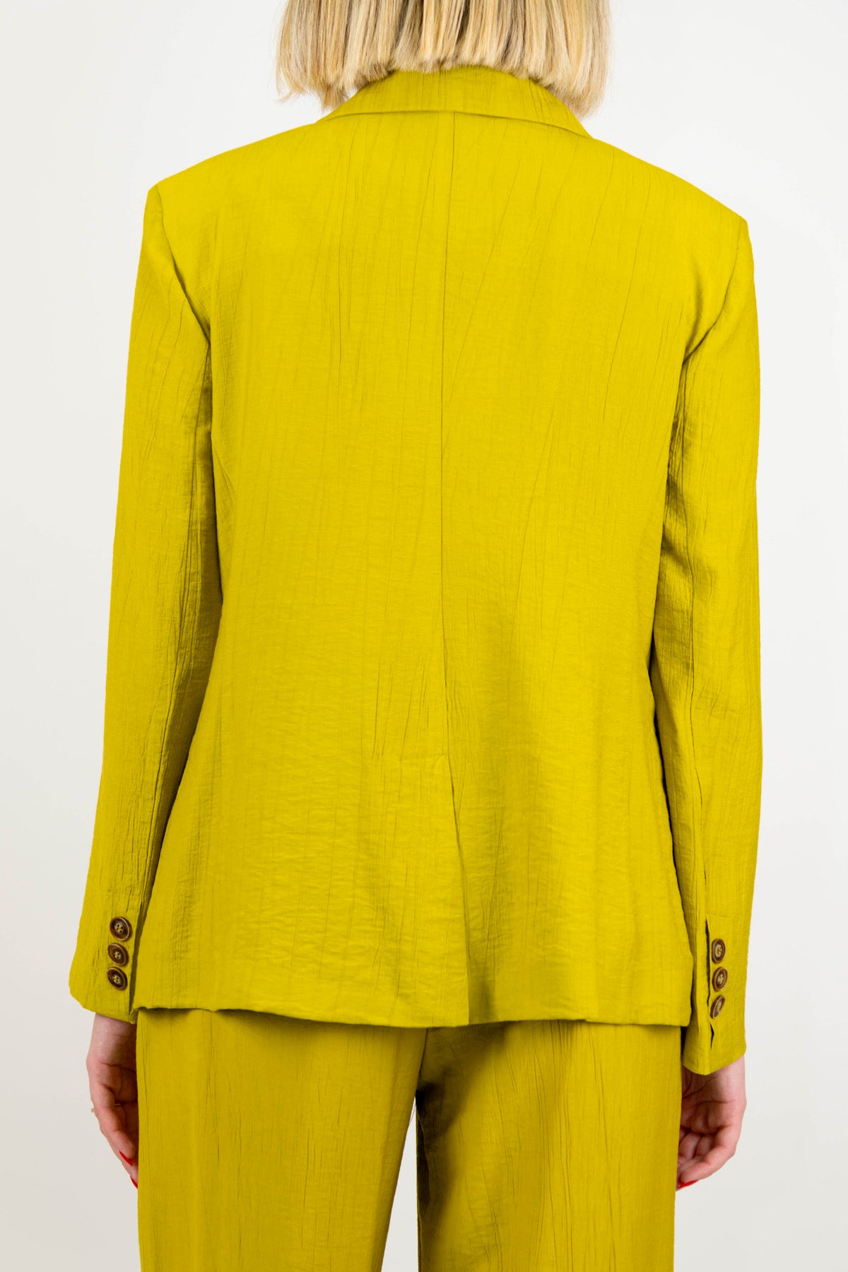 Tensione in - Tailleur in viscosa leggera con giacca monopetto e pantalone palazzo con elastico sul retro