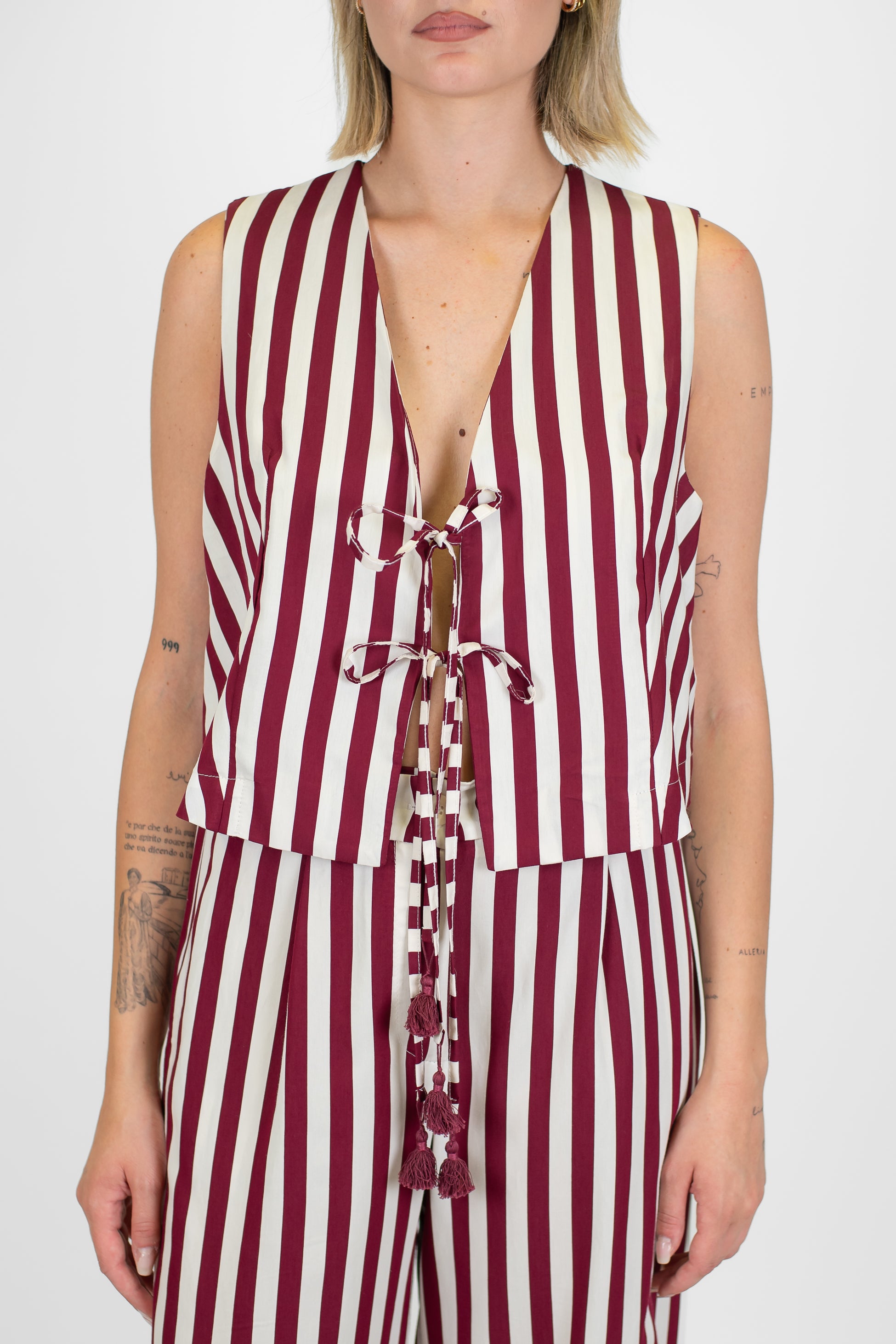 Motel - Gilet fantasia a righe in viscosa leggera con chiusura laccetti