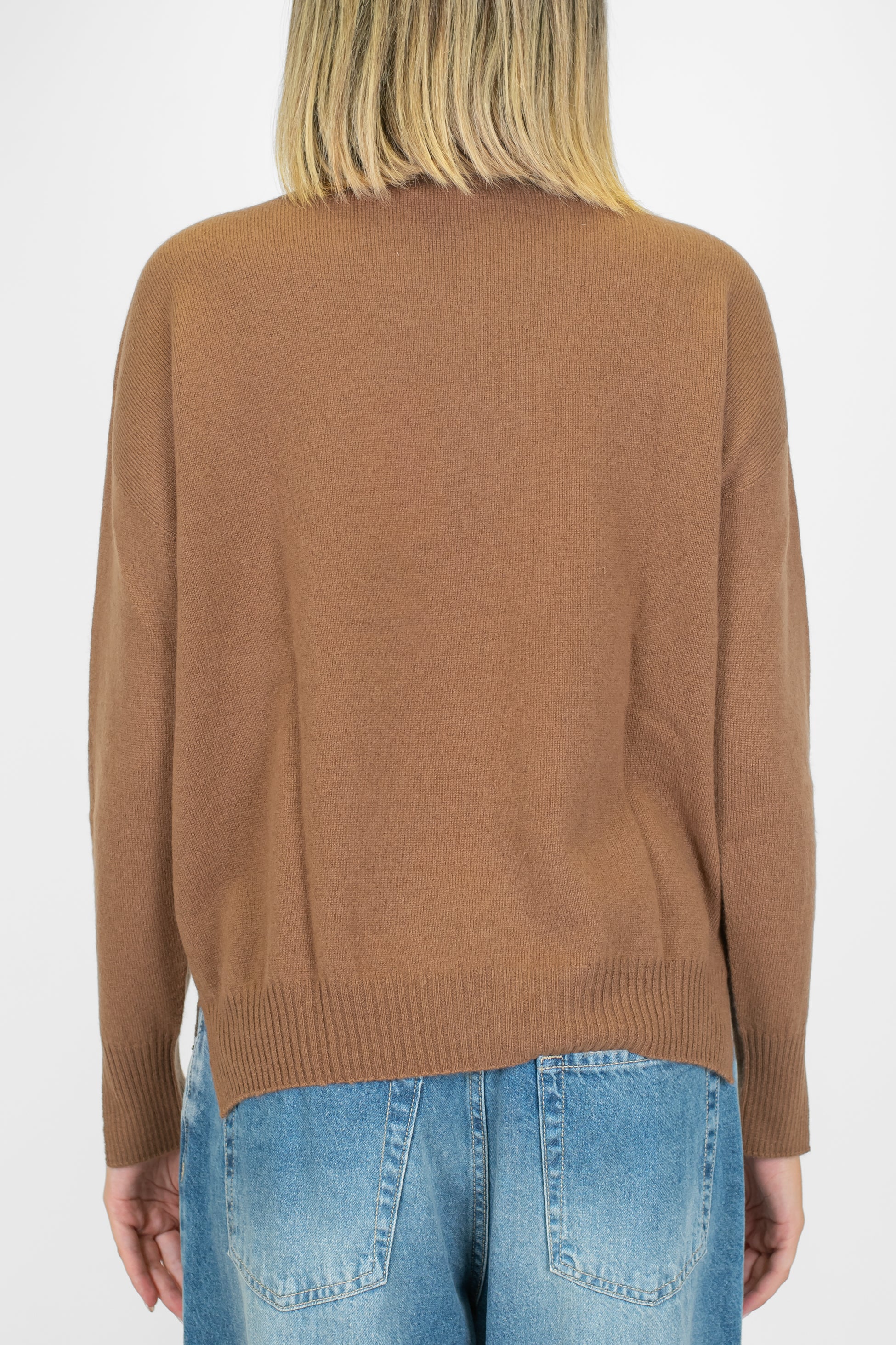 Tensione in - Maglia girocollo in puro cashmere con spacchetti su polsi