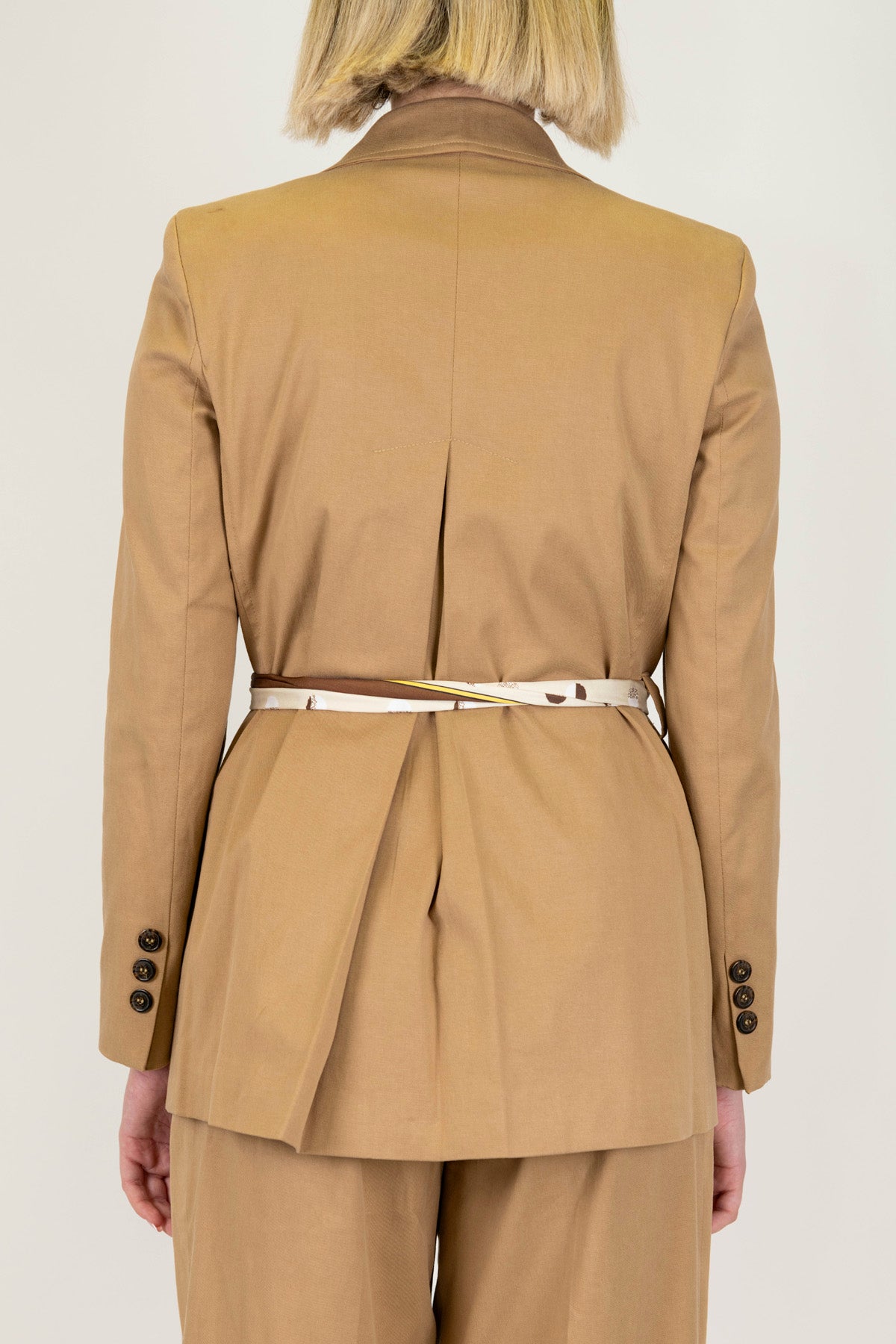 Maryley - Giacca sahariana con doppio taschino e cintura foulard