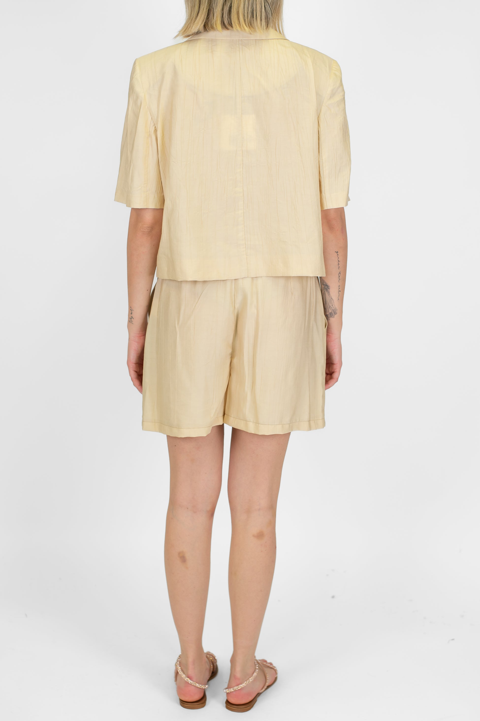 Tensione in - Coordinato in viscosa leggera con giacca crop sfoderata mezzamanica e bermuda