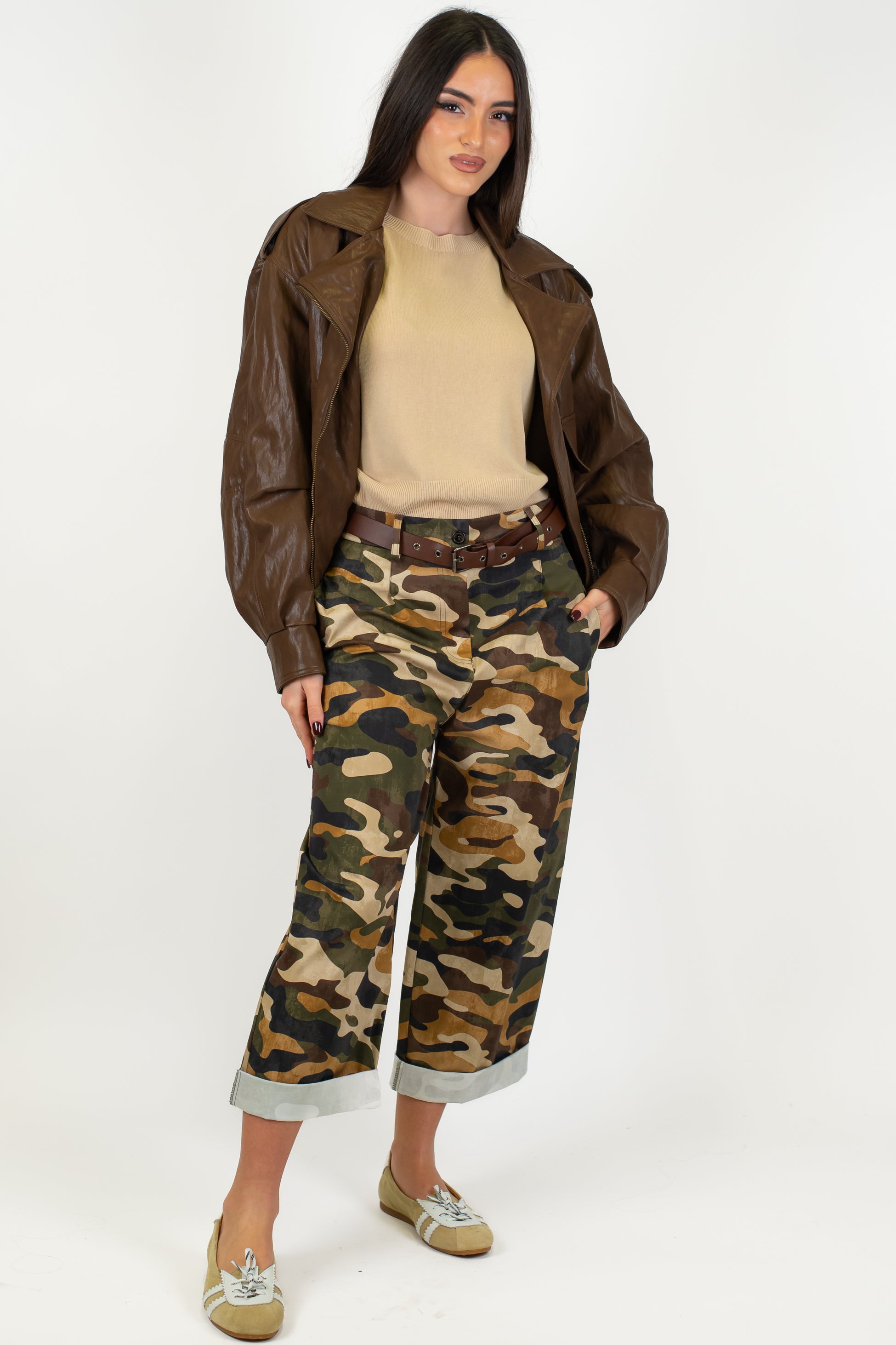 Tensione in - Bomber in ecopelle con tasconi laterali ed elastico sul fondo