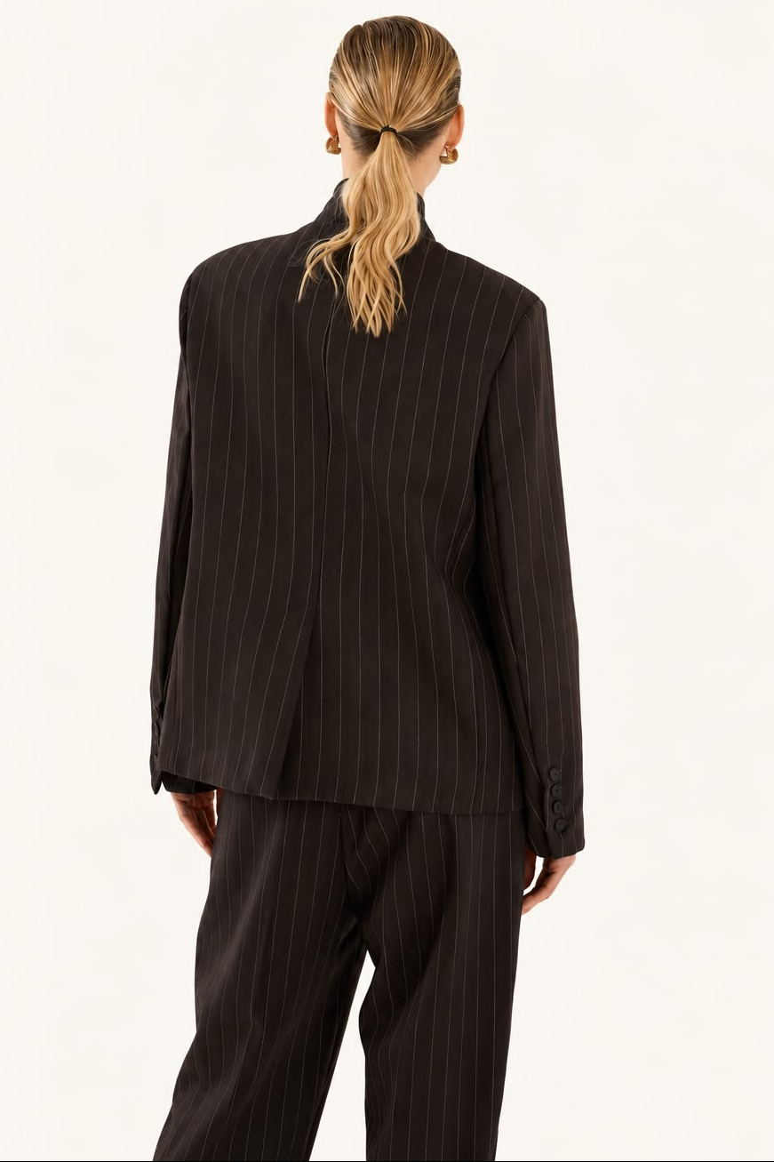 Souvenir - Tailleur gessato con giacca aperta e pantalone balloon in lana vergine